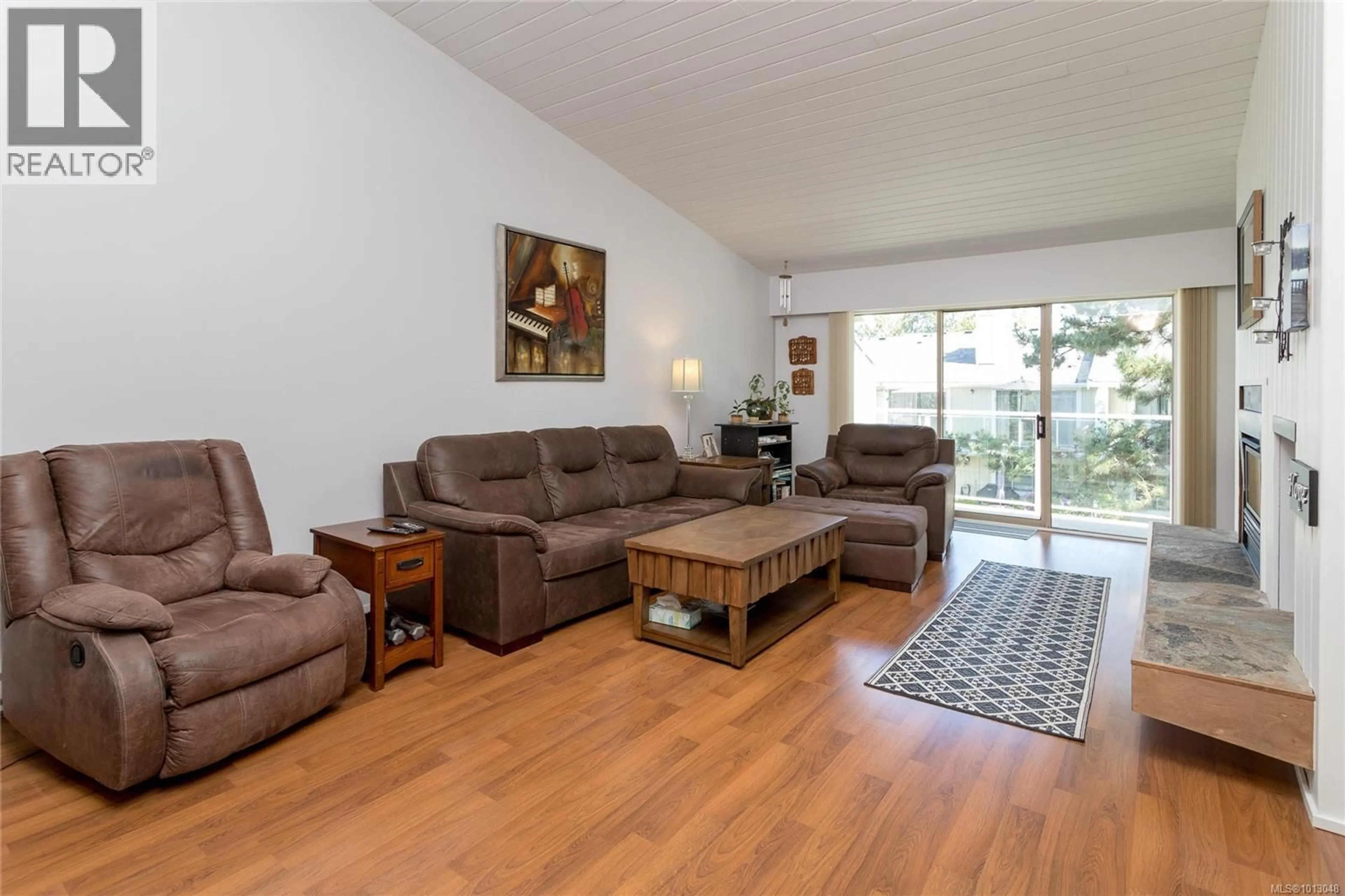 Living room with furniture, wood/laminate floor for 7 - 2020 WHITE BIRCH ROAD, Sidney British Columbia V8L2R1