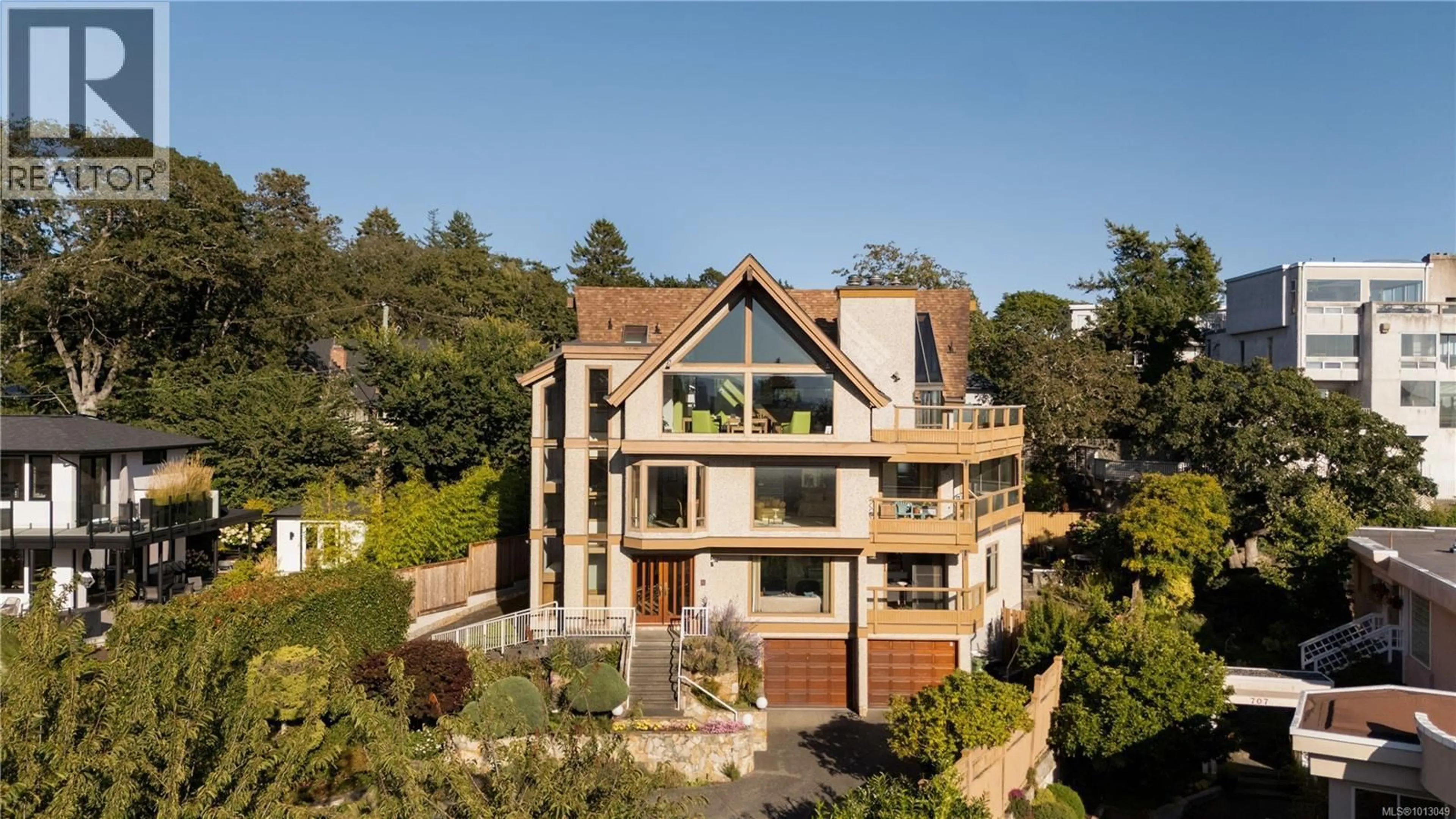 Home with brick exterior material, building for 711 ROBLEDA CRESCENT, Victoria British Columbia V8S3K6