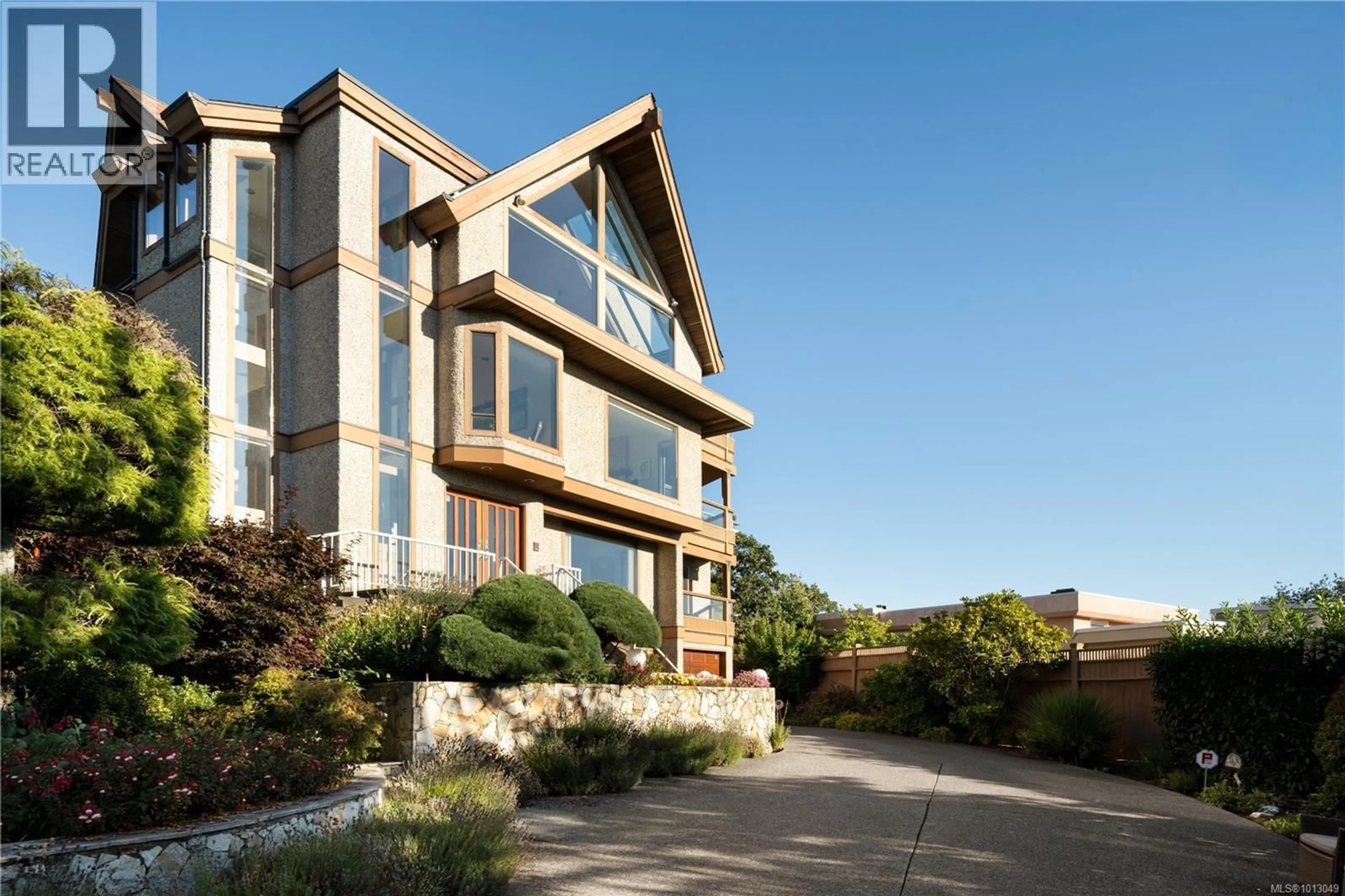 Unknown for 711 ROBLEDA CRESCENT, Victoria British Columbia V8S3K6