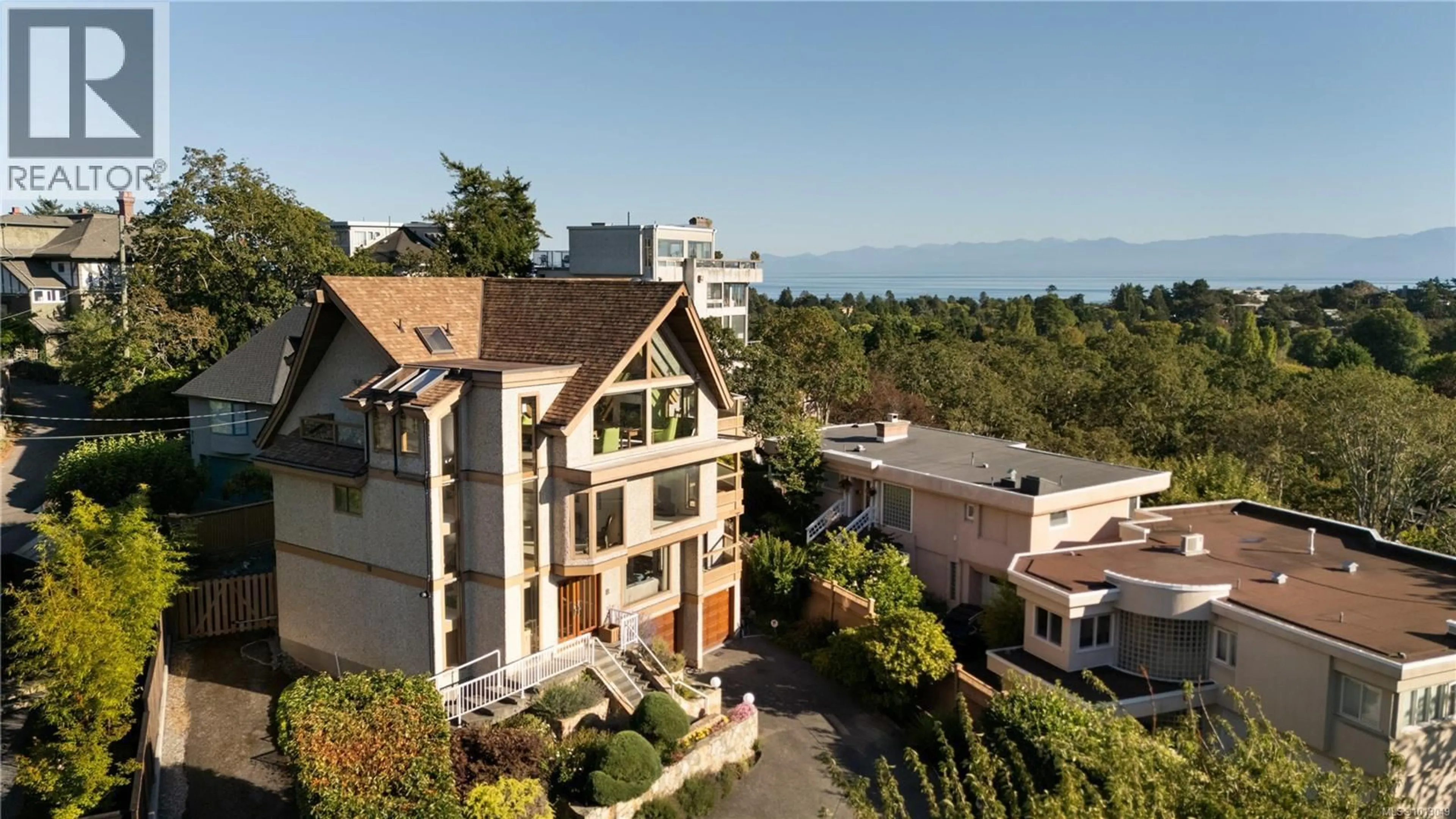 A pic from outside/outdoor area/front of a property/back of a property/a pic from drone, unknown for 711 ROBLEDA CRESCENT, Victoria British Columbia V8S3K6