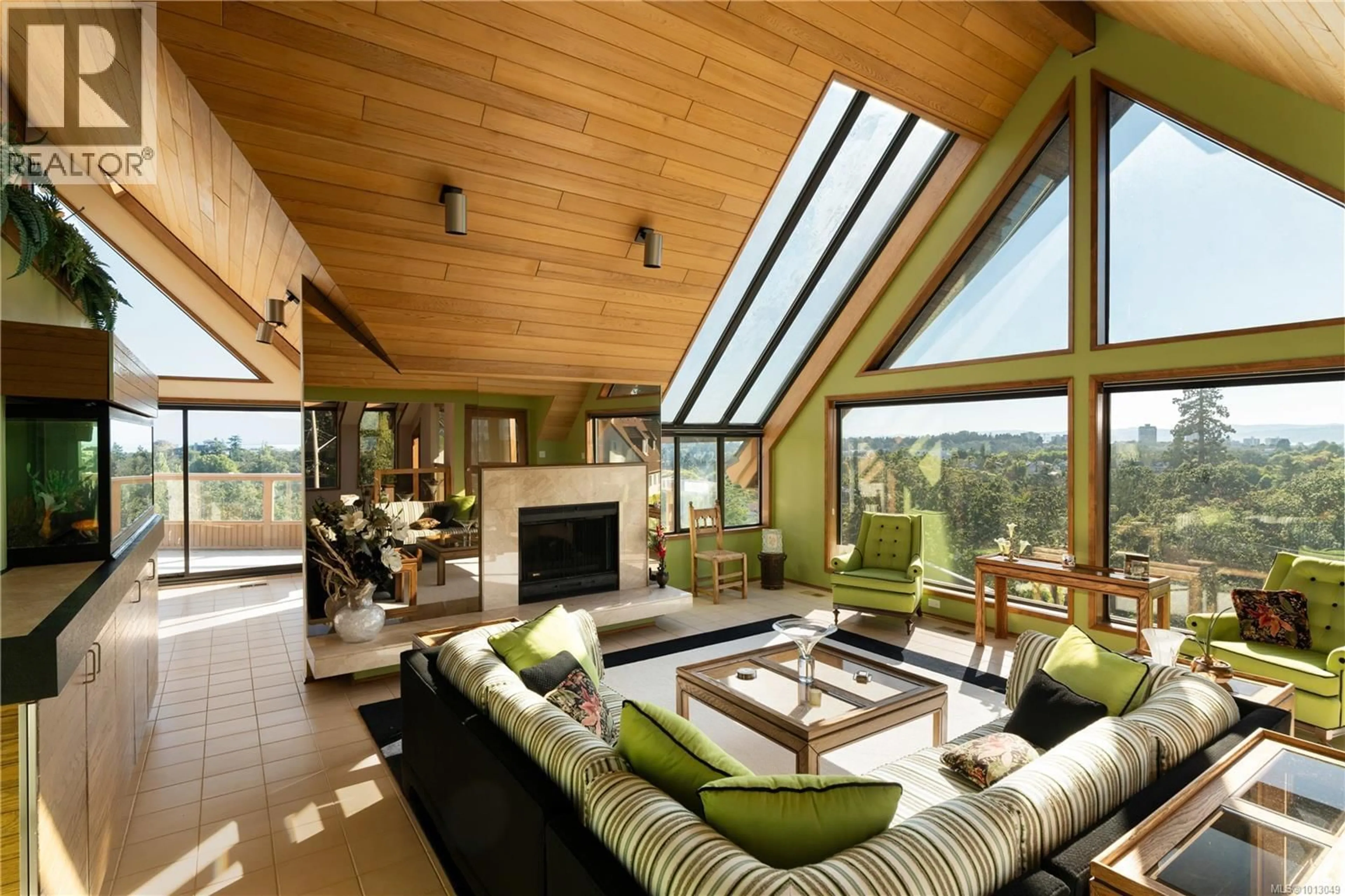 Living room with furniture, wood/laminate floor for 711 ROBLEDA CRESCENT, Victoria British Columbia V8S3K6