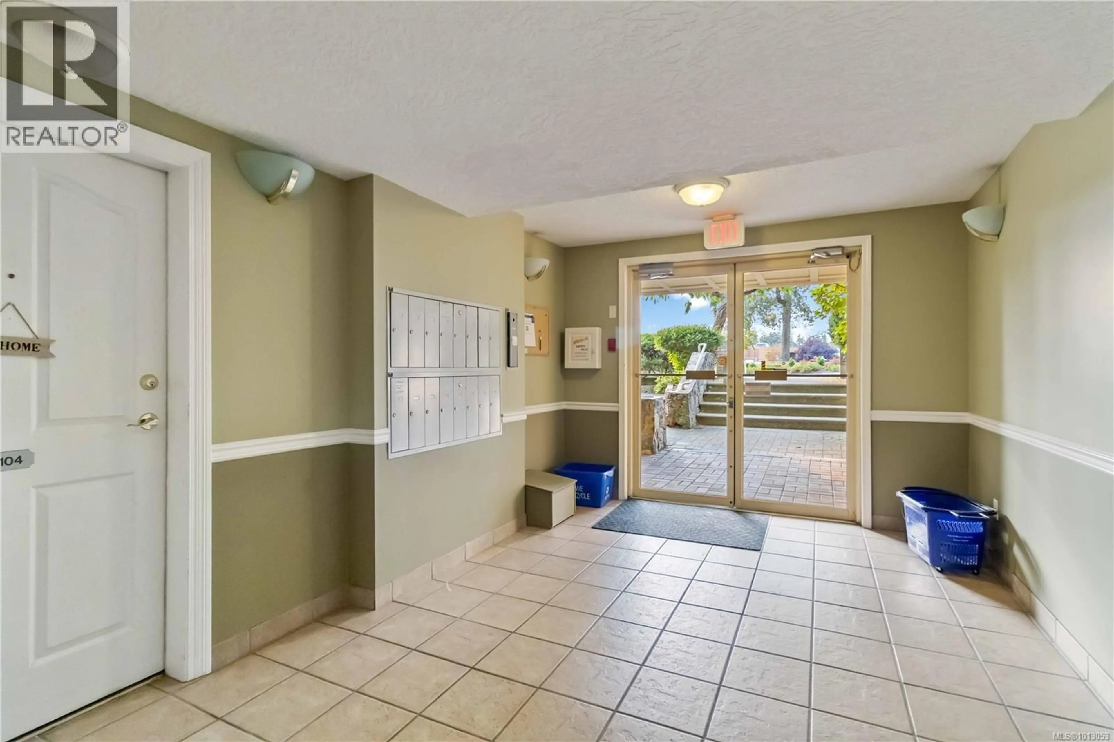 Indoor foyer for 104 - 3157 TILLICUM ROAD, Saanich British Columbia V9A2B4