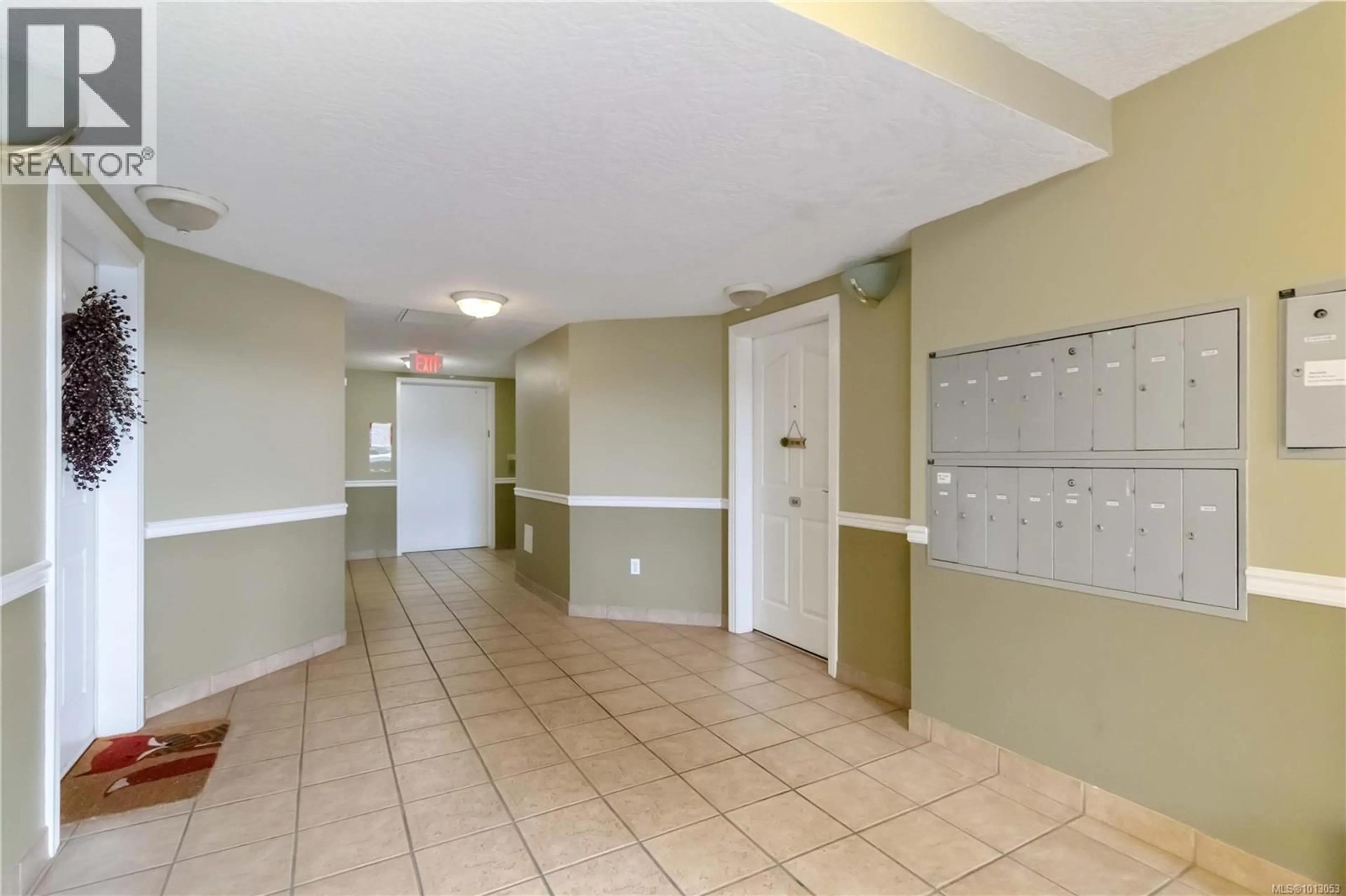 Indoor foyer for 104 - 3157 TILLICUM ROAD, Saanich British Columbia V9A2B4