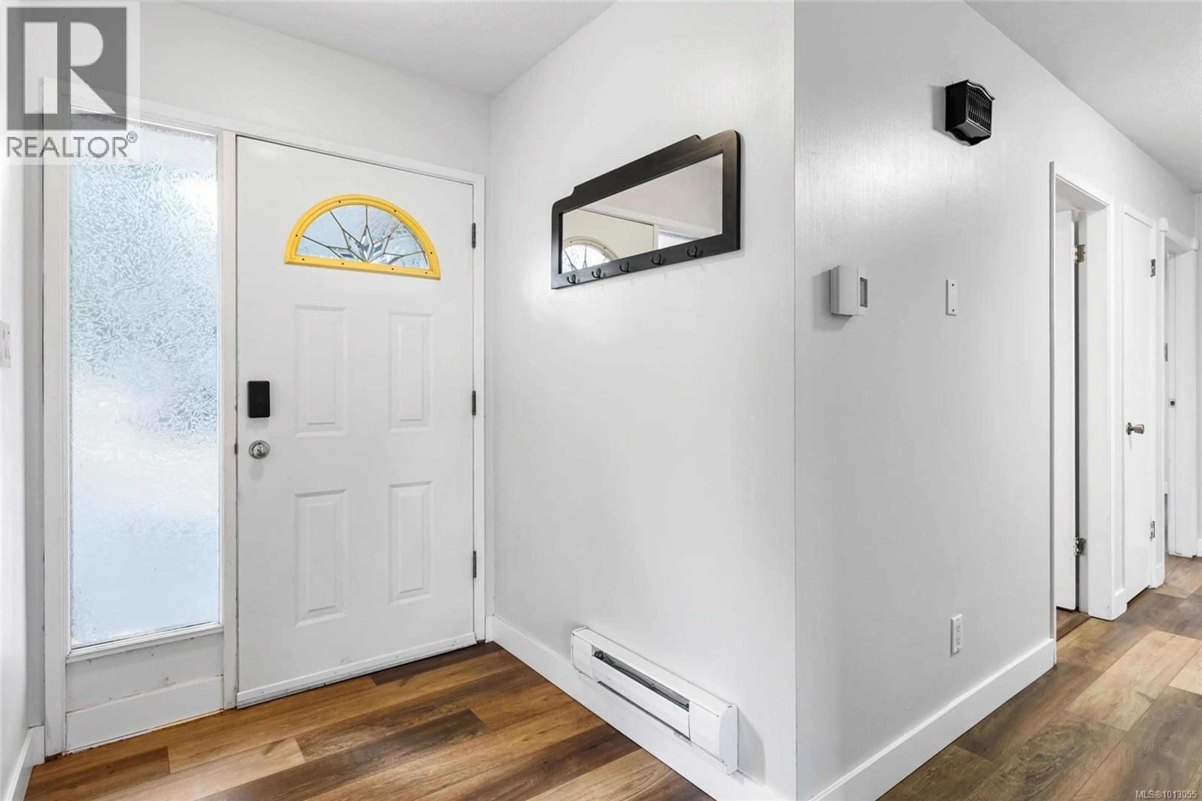 Indoor entryway for 4037 ZINNIA ROAD, Saanich British Columbia V8Z4W2