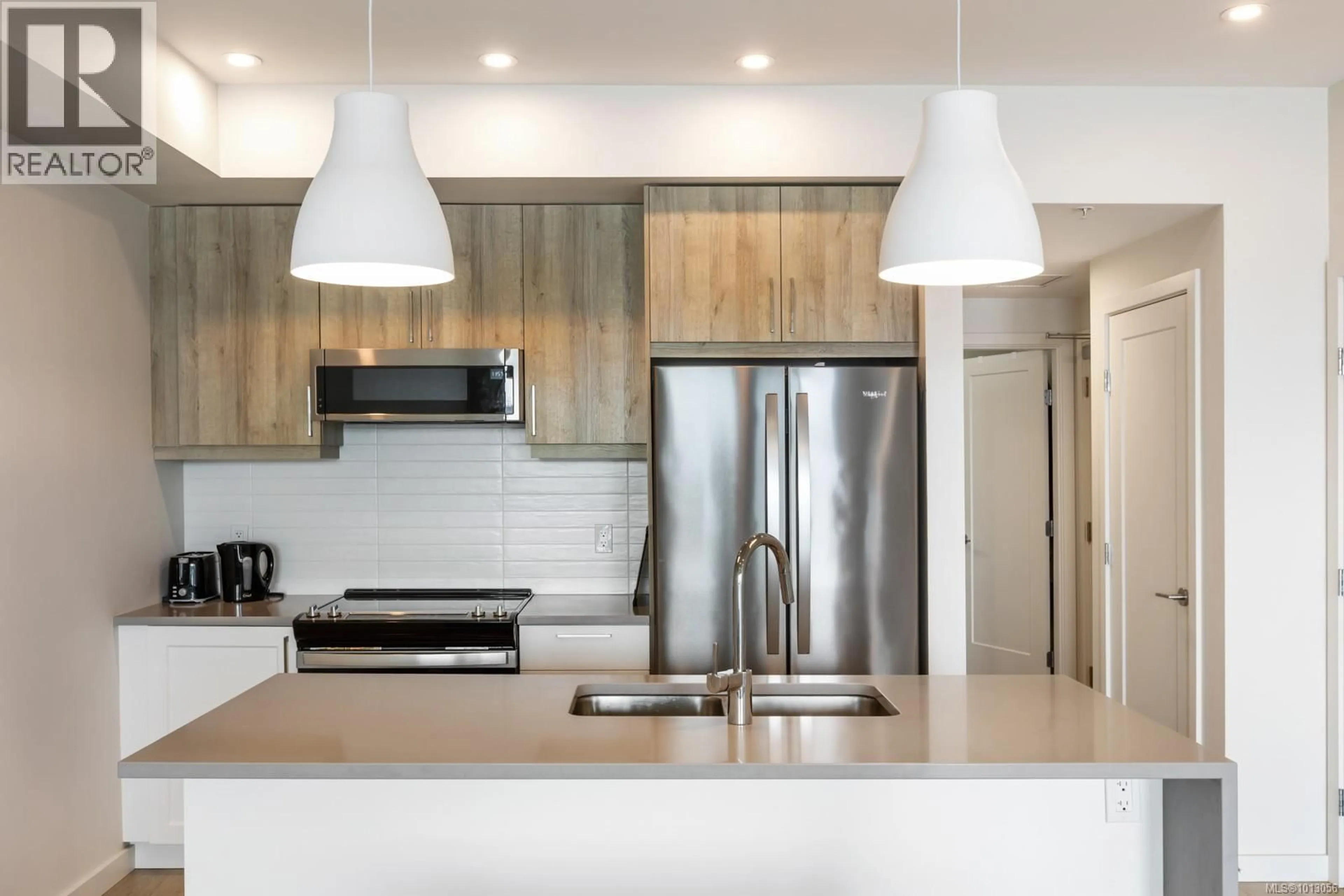 Contemporary kitchen, unknown for 505 - 536 ISLAND HIGHWAY SOUTH, Campbell River British Columbia V9W1A5