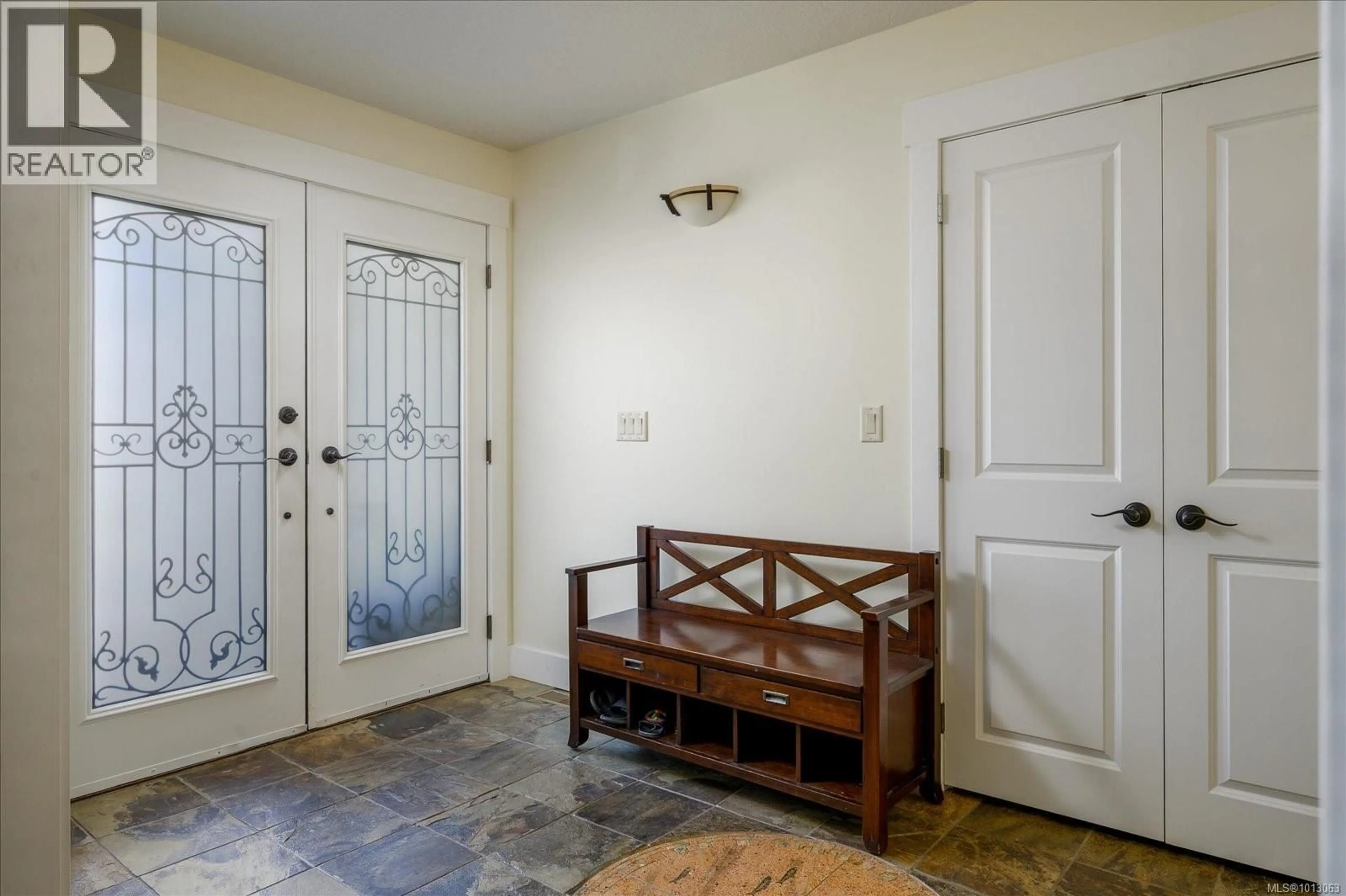 Indoor entryway for 213 SHILOH DRIVE, Nanaimo British Columbia V9R7C8