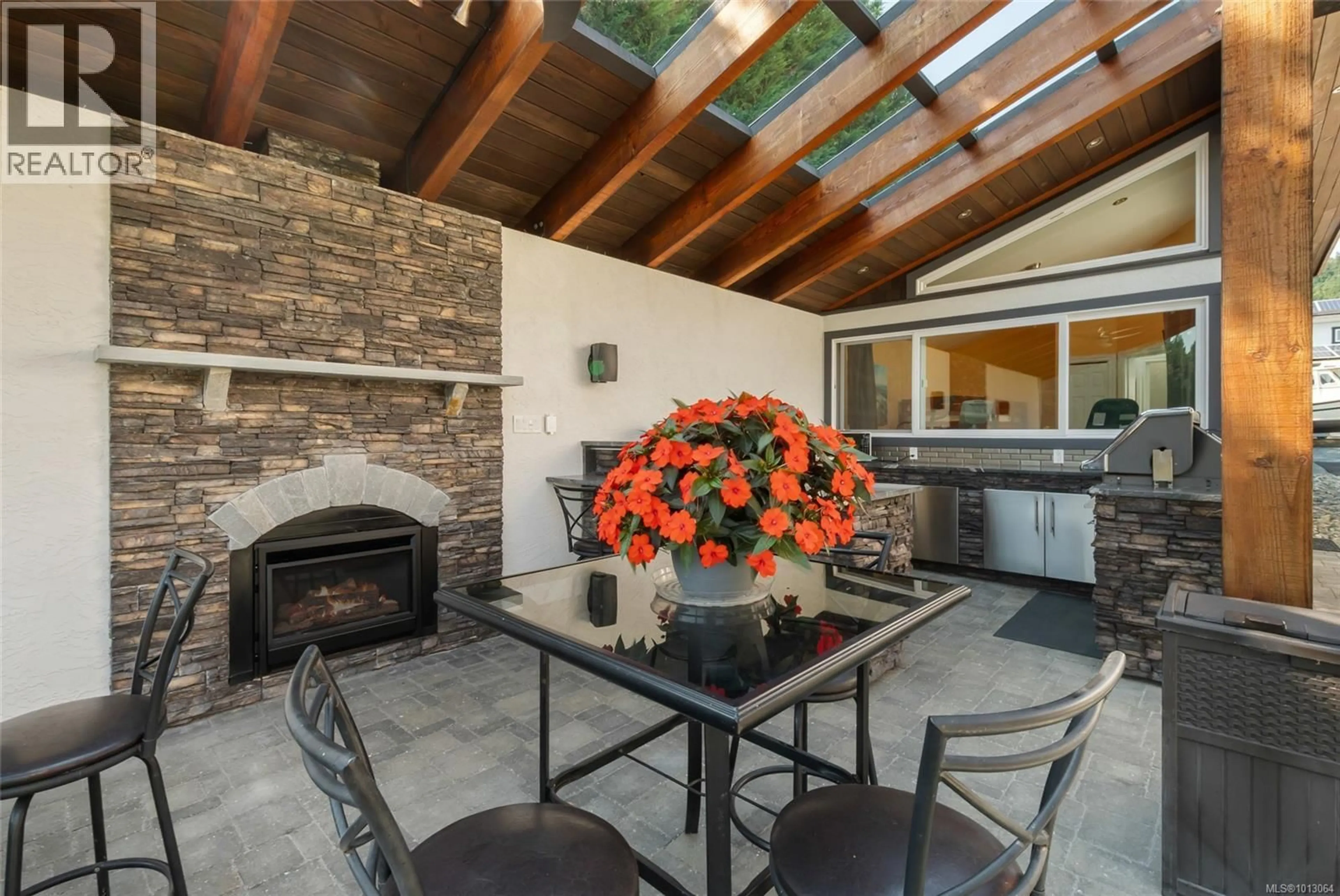 Patio, street for 4718/4720 SHELL BEACH ROAD, Ladysmith British Columbia V9G1L7