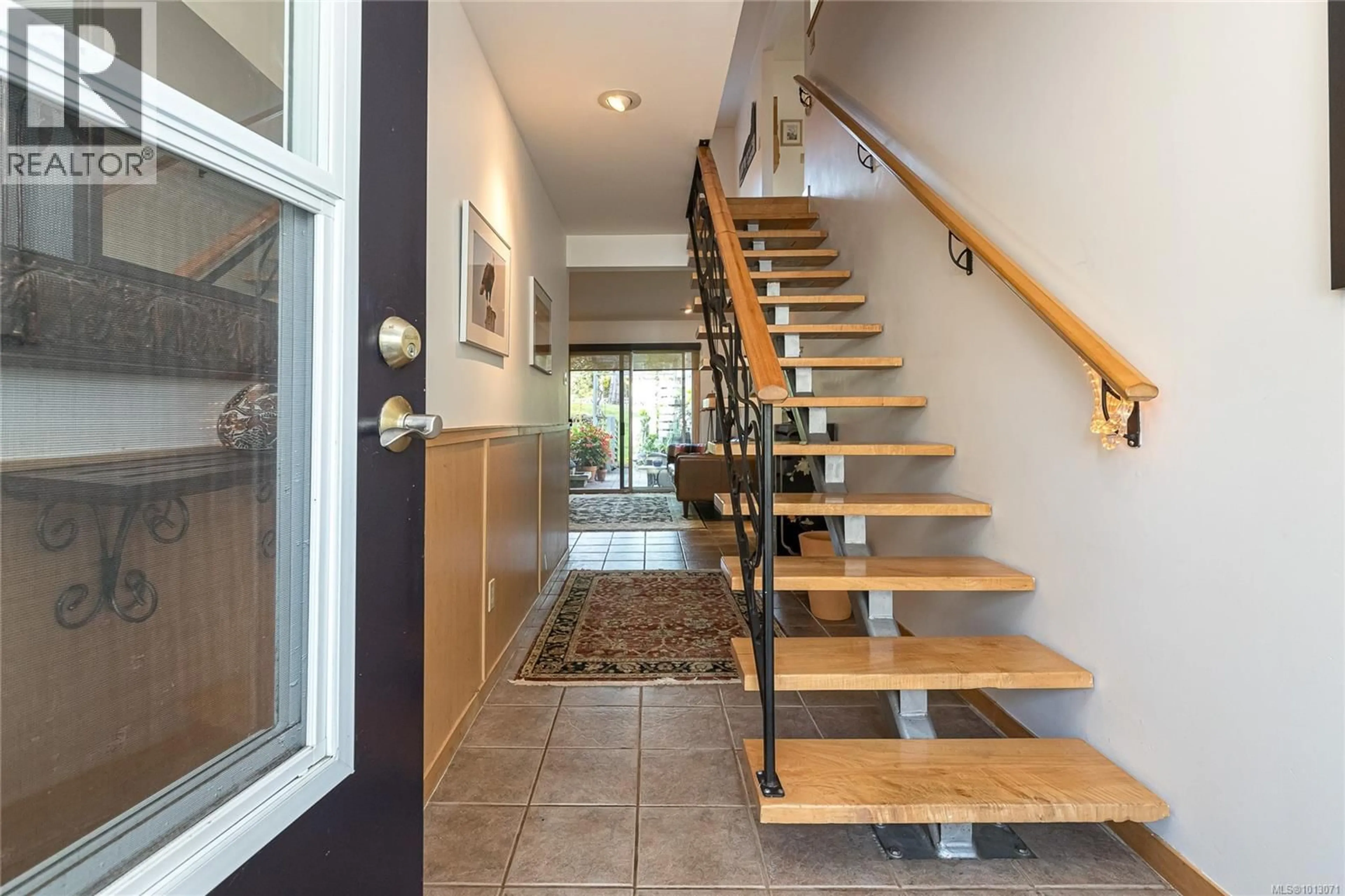 Indoor entryway for 18 - 2020 WHITE BIRCH ROAD, Sidney British Columbia V8R2R1