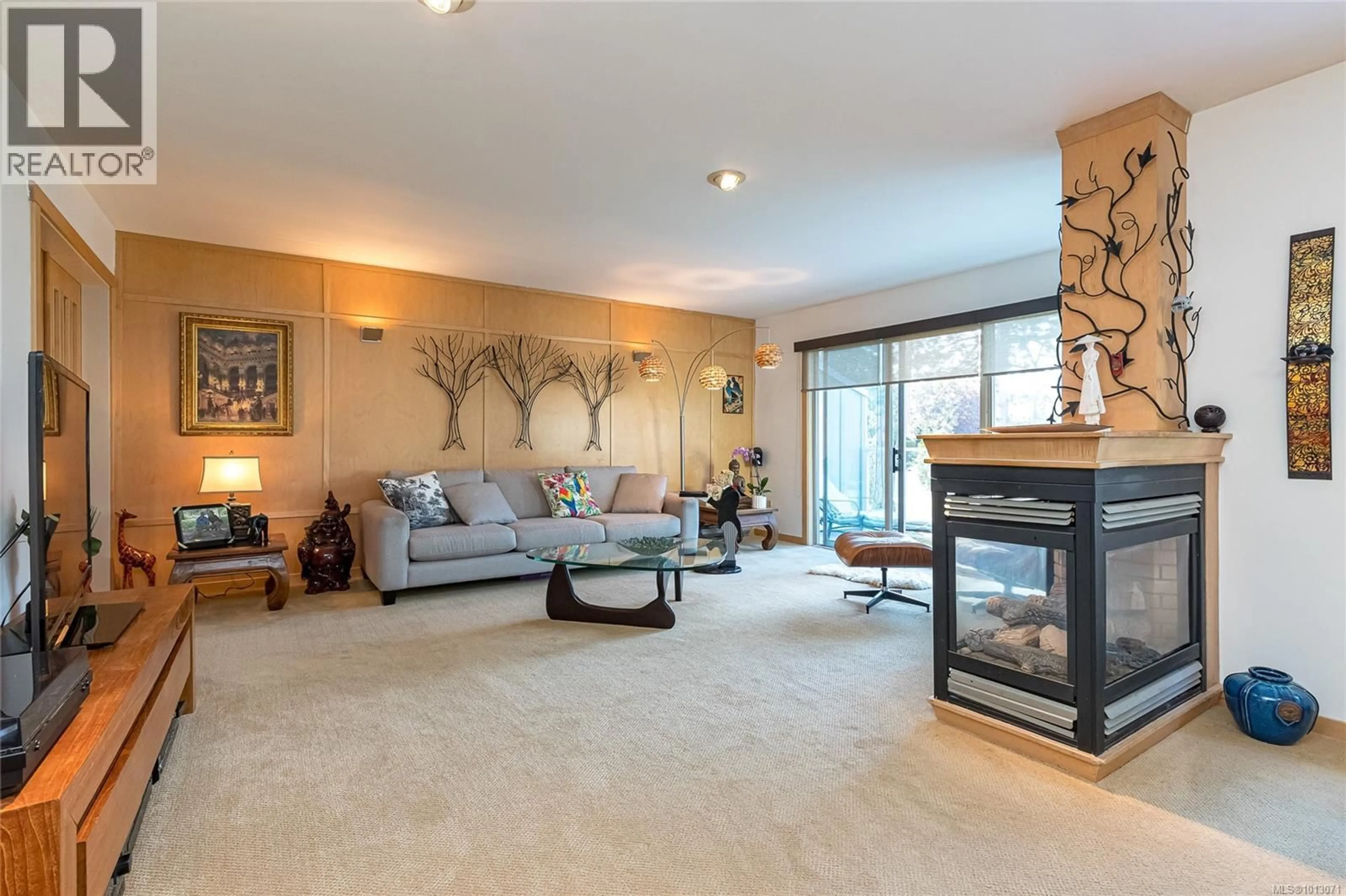 Living room with furniture, carpet floor for 18 - 2020 WHITE BIRCH ROAD, Sidney British Columbia V8R2R1