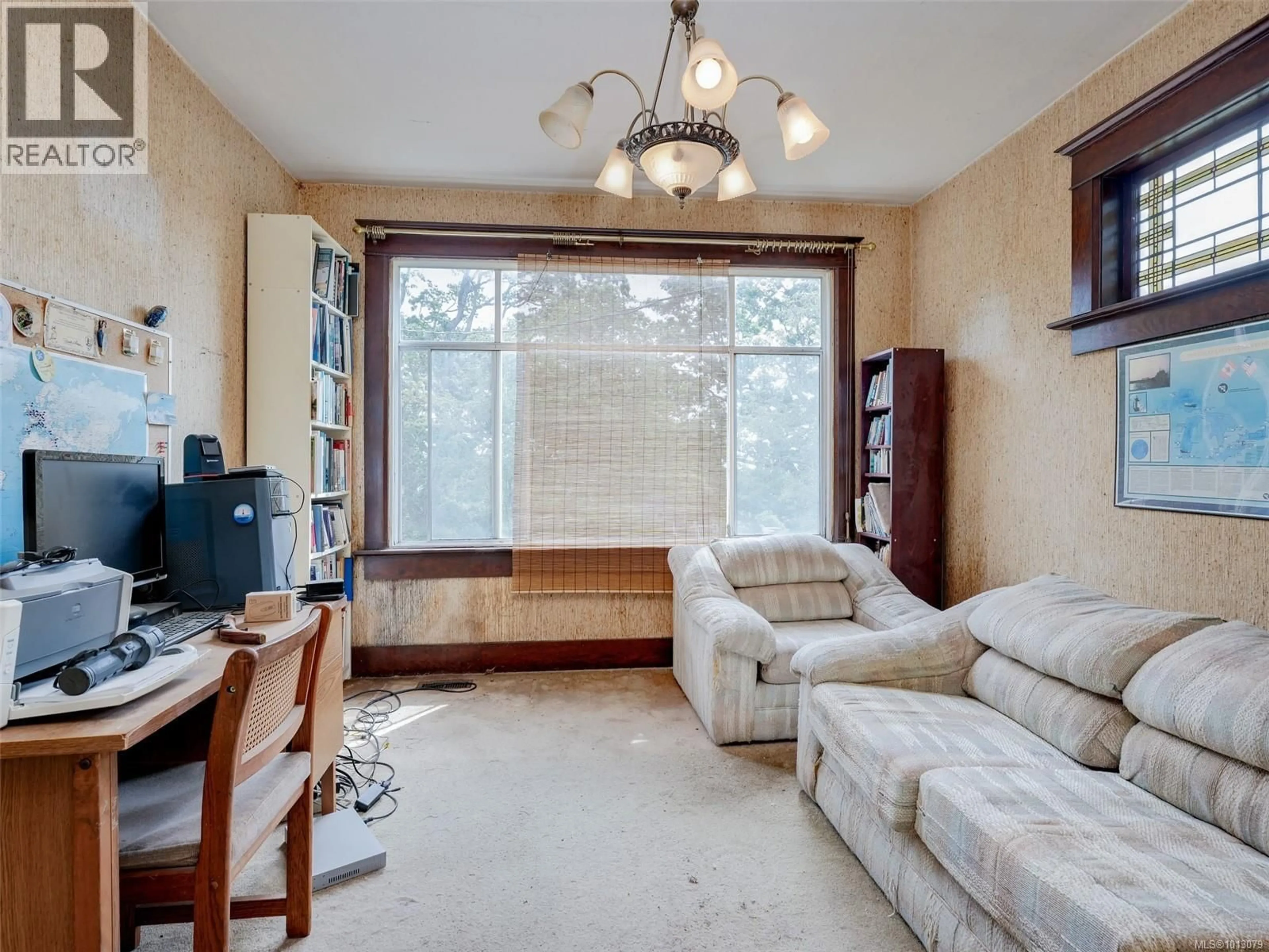 Living room with furniture, unknown for 2734 AVEBURY AVENUE, Victoria British Columbia V8R3W4