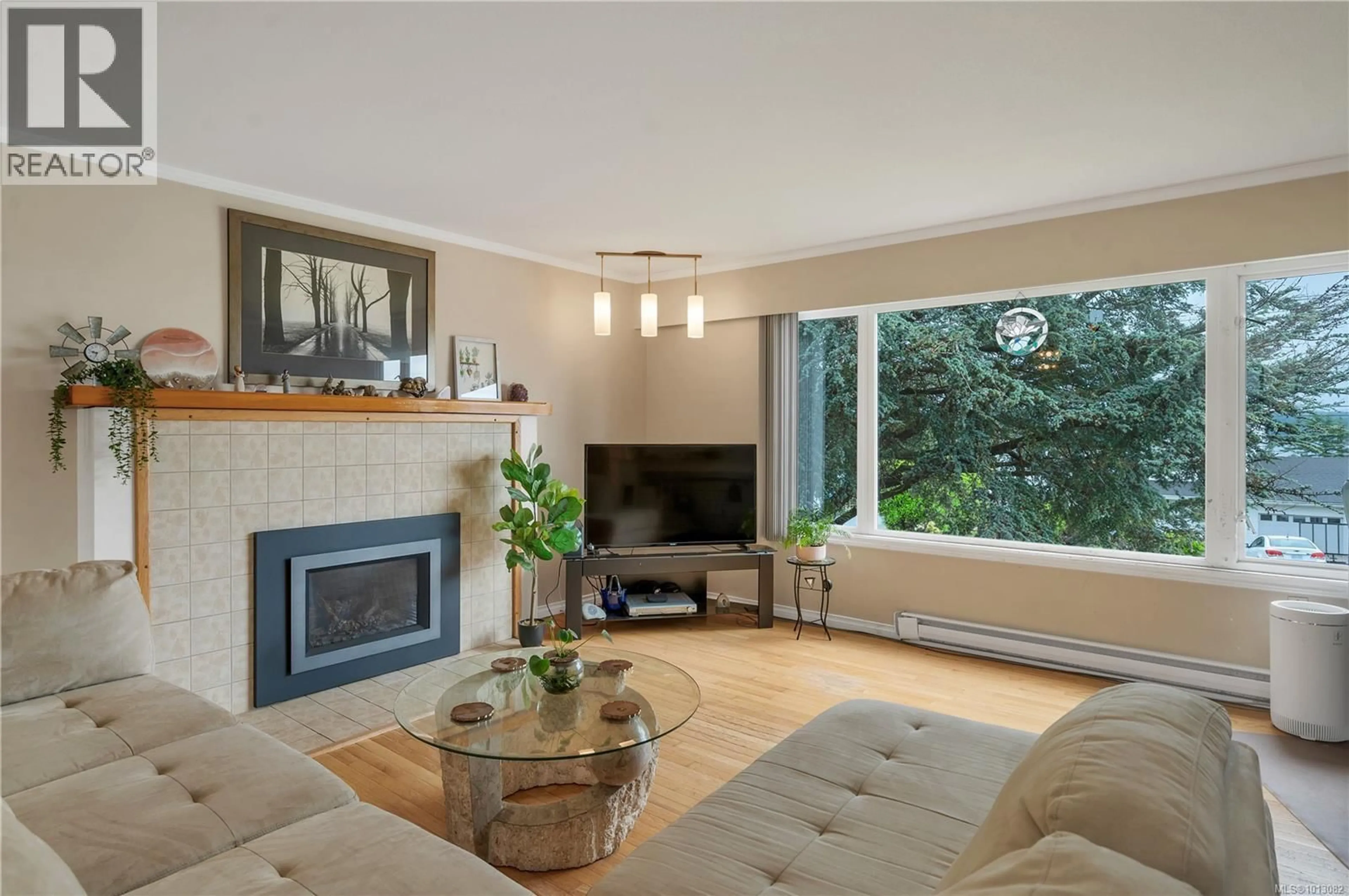 Living room with furniture, wood/laminate floor for 90 THULIN STREET, Campbell River British Columbia V9W2K2