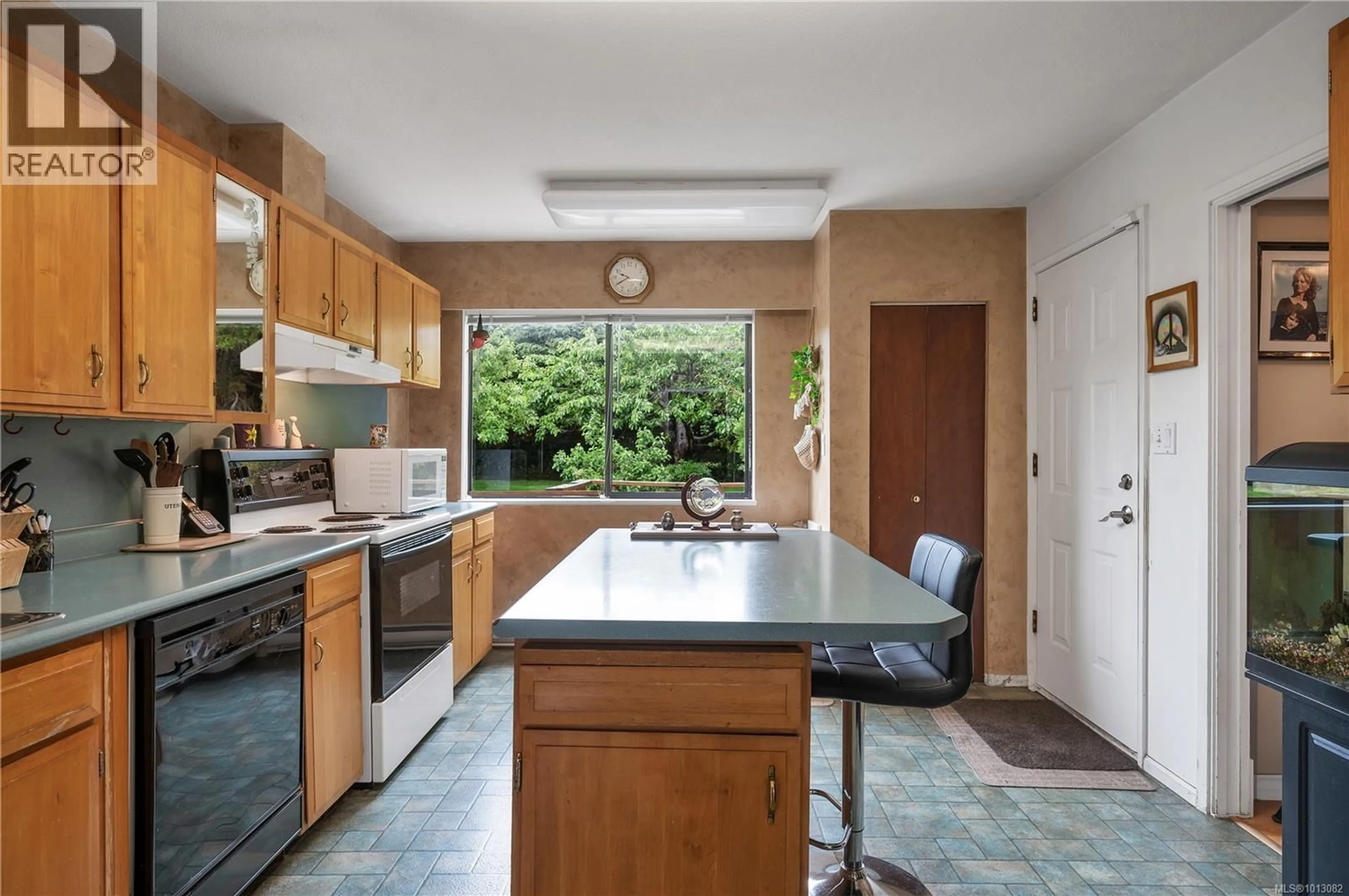 Standard kitchen, ceramic/tile floor for 90 THULIN STREET, Campbell River British Columbia V9W2K2