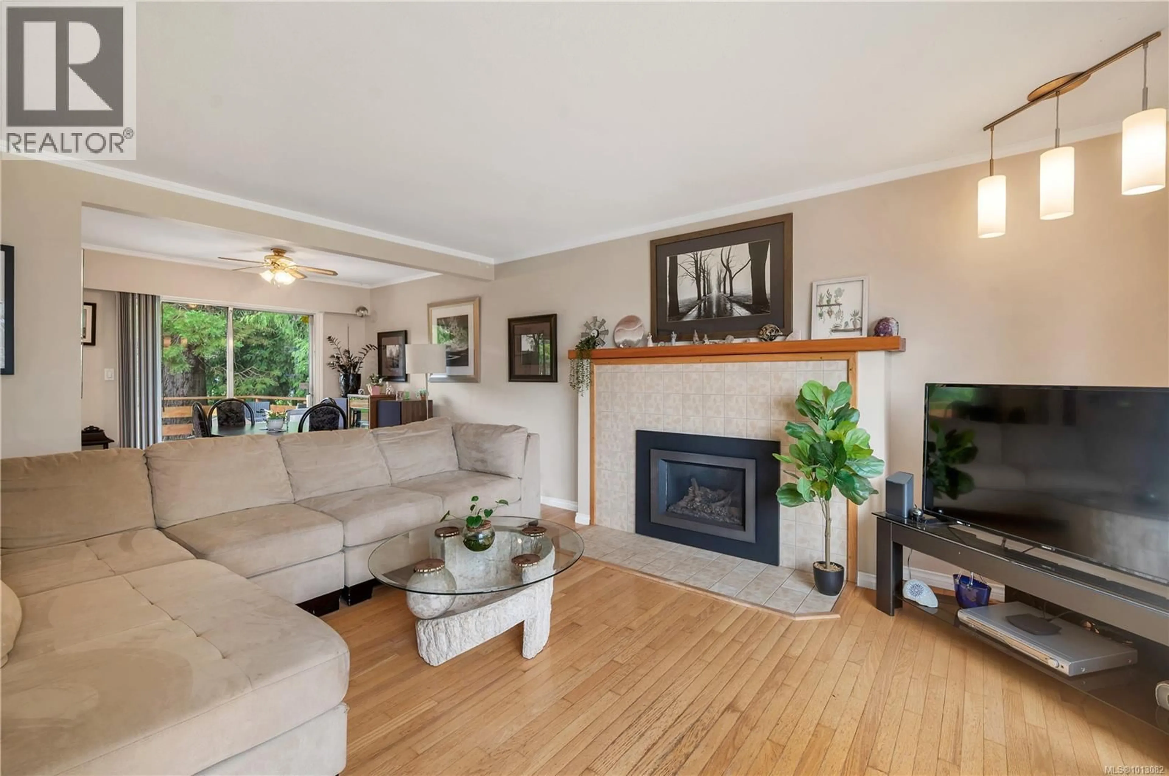 Living room with furniture, wood/laminate floor for 90 THULIN STREET, Campbell River British Columbia V9W2K2