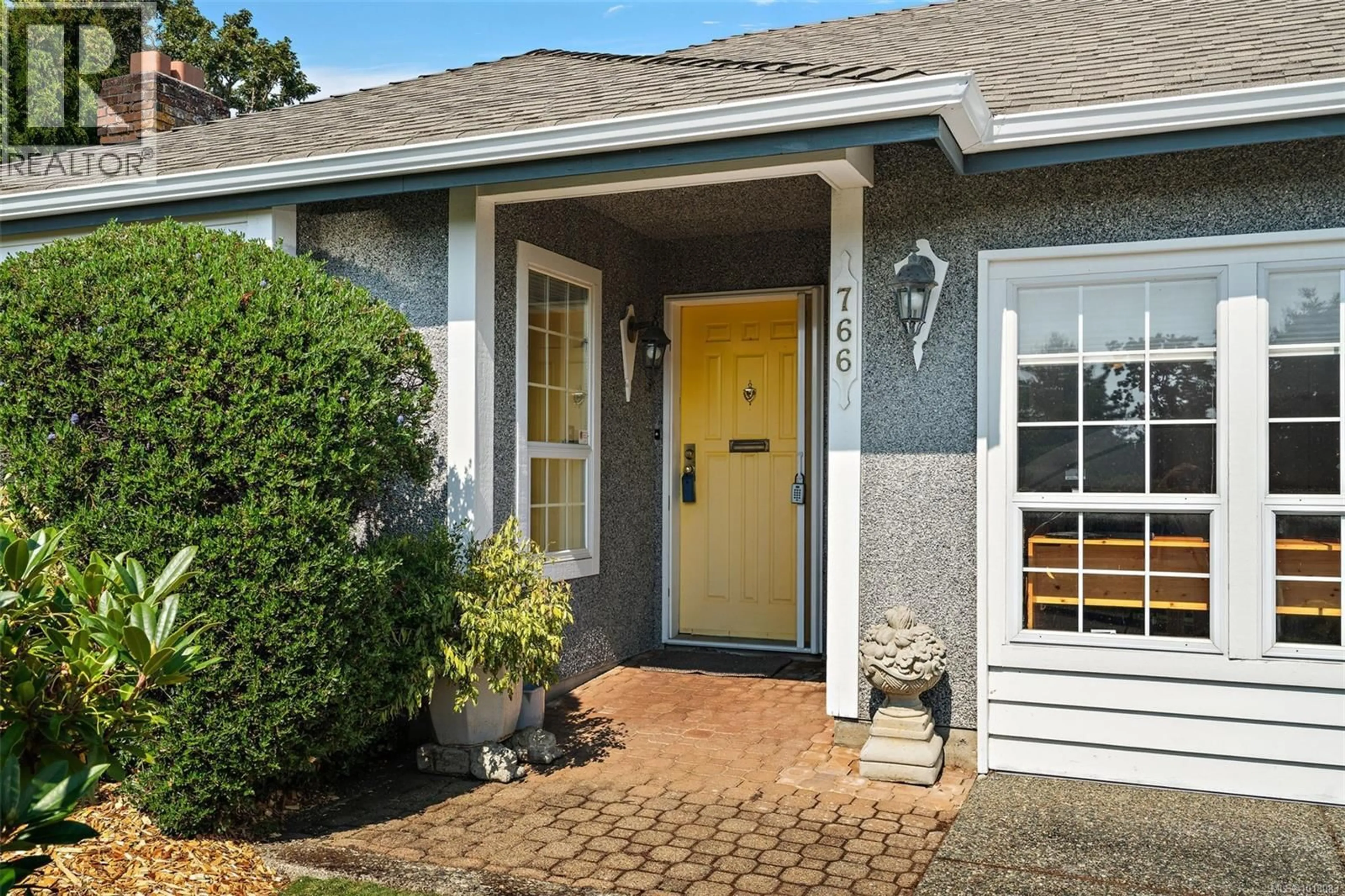 Home with vinyl exterior material, street for 766 RICHMOND AVENUE, Victoria British Columbia V8S3Z1