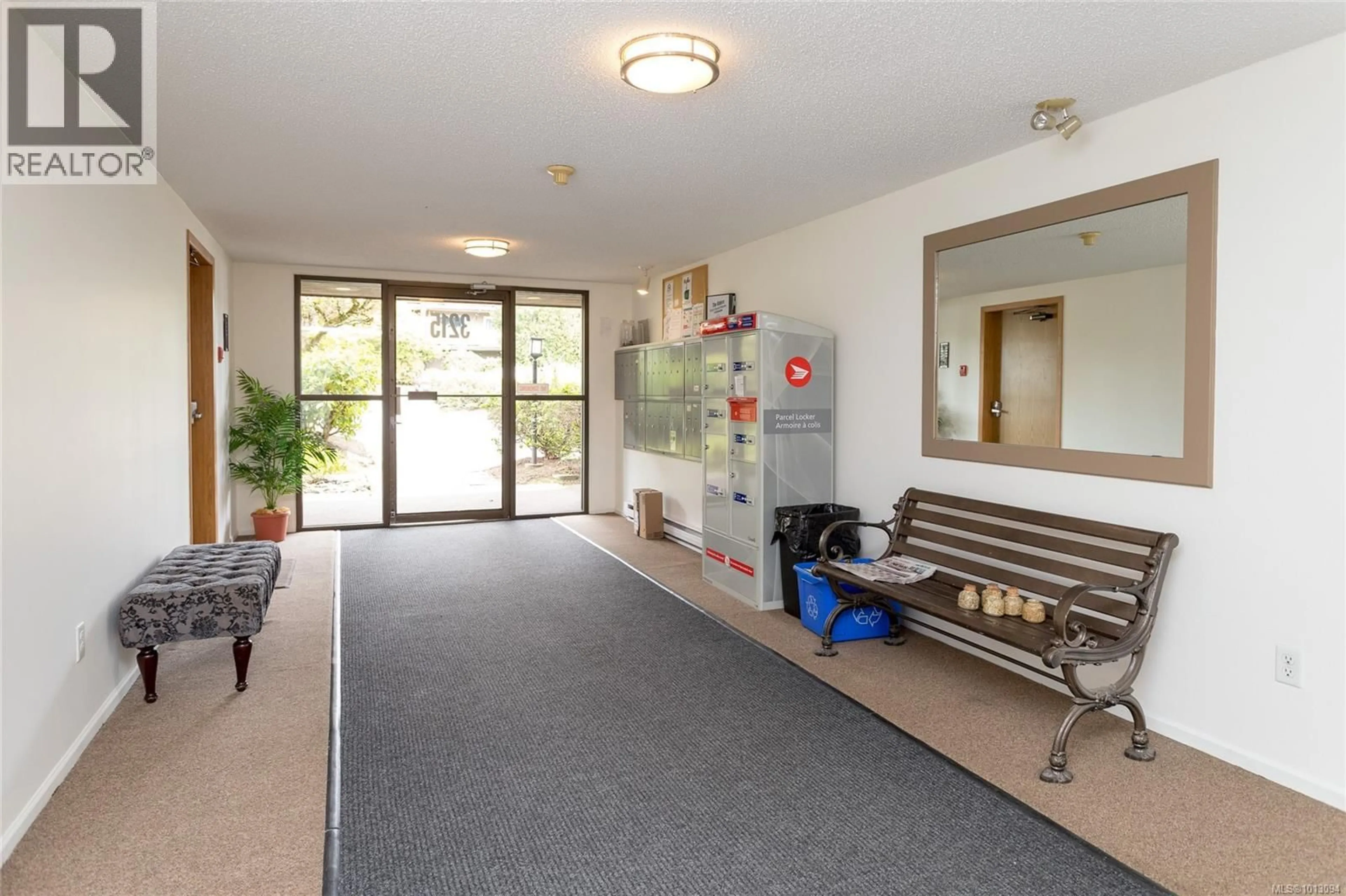 Indoor foyer for 310 - 3215 ALDER STREET, Saanich British Columbia V8X1P3