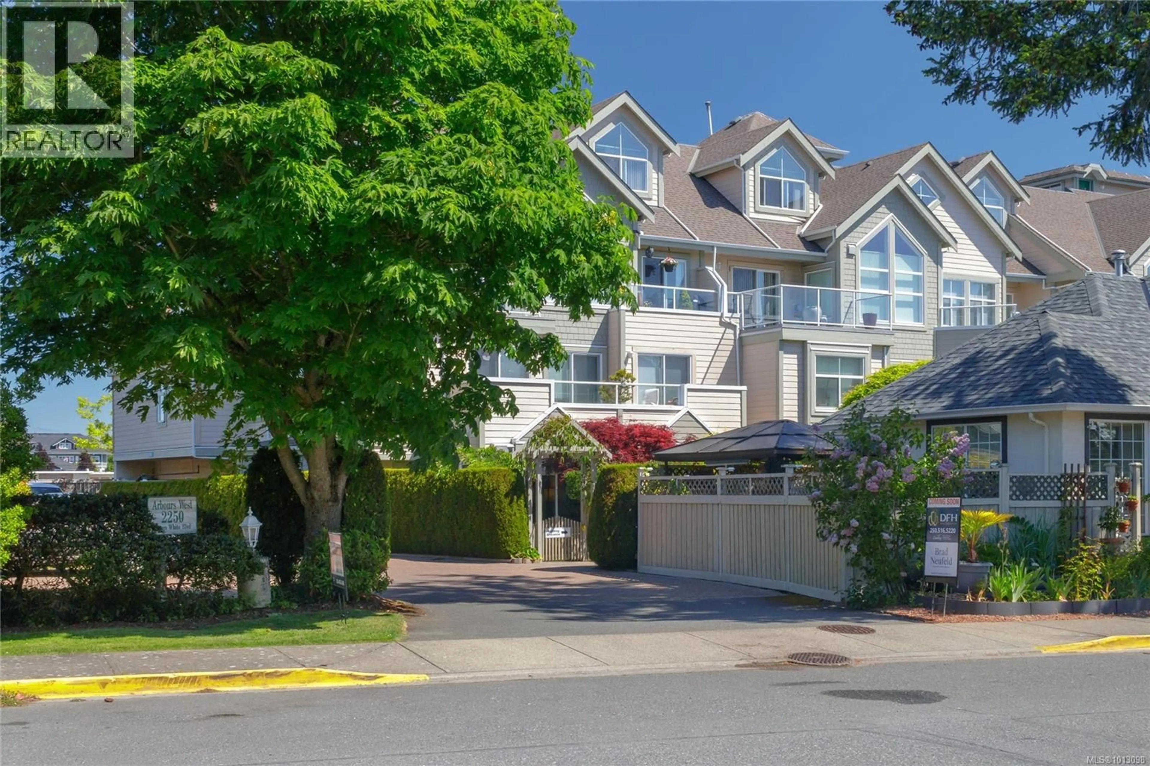 Patio, street for 106 - 2250 JAMES WHITE BOULEVARD, Sidney British Columbia V8L1Z4