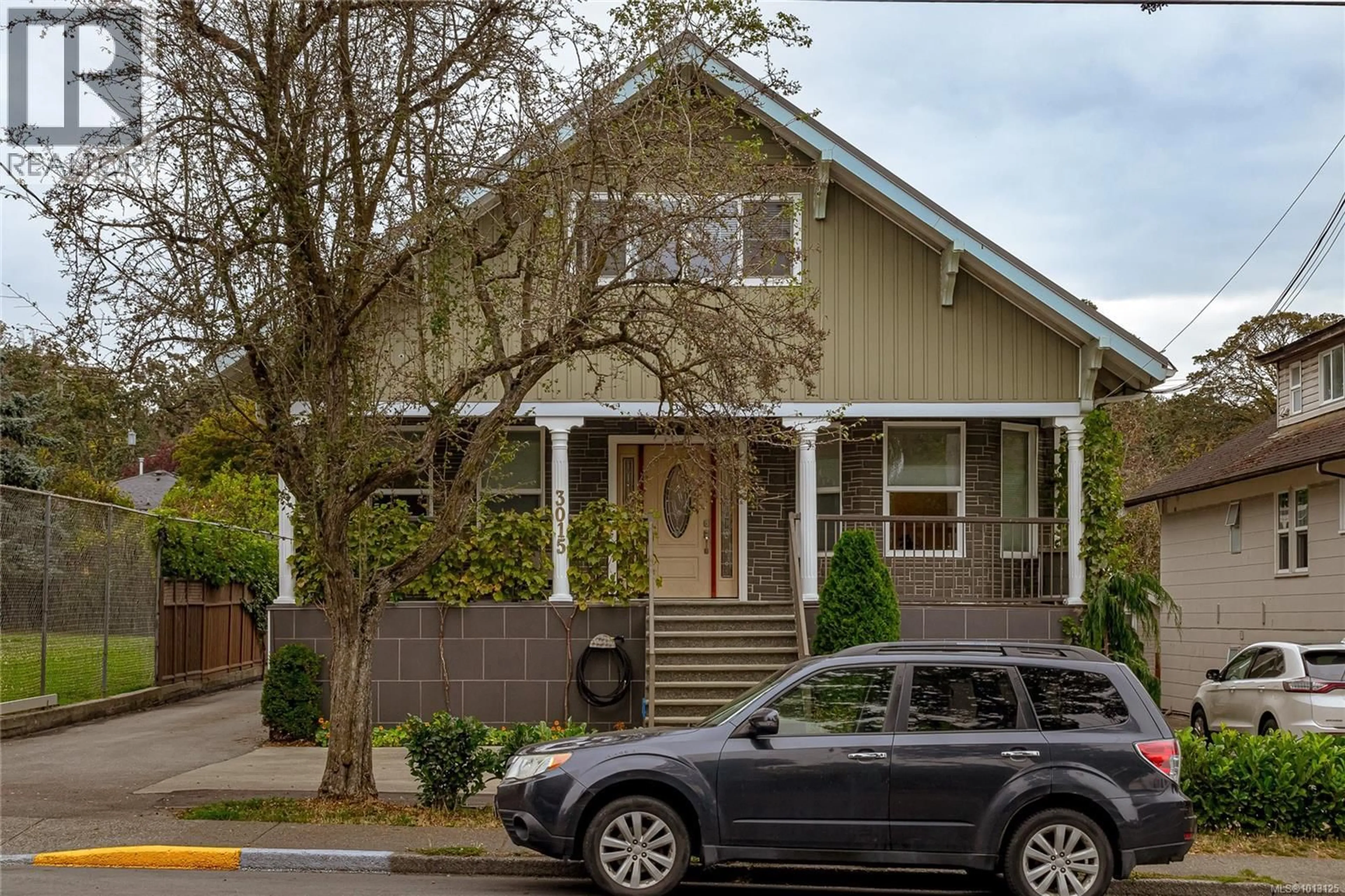 Home with vinyl exterior material, street for 3015 QUADRA STREET, Victoria British Columbia V8T4G2