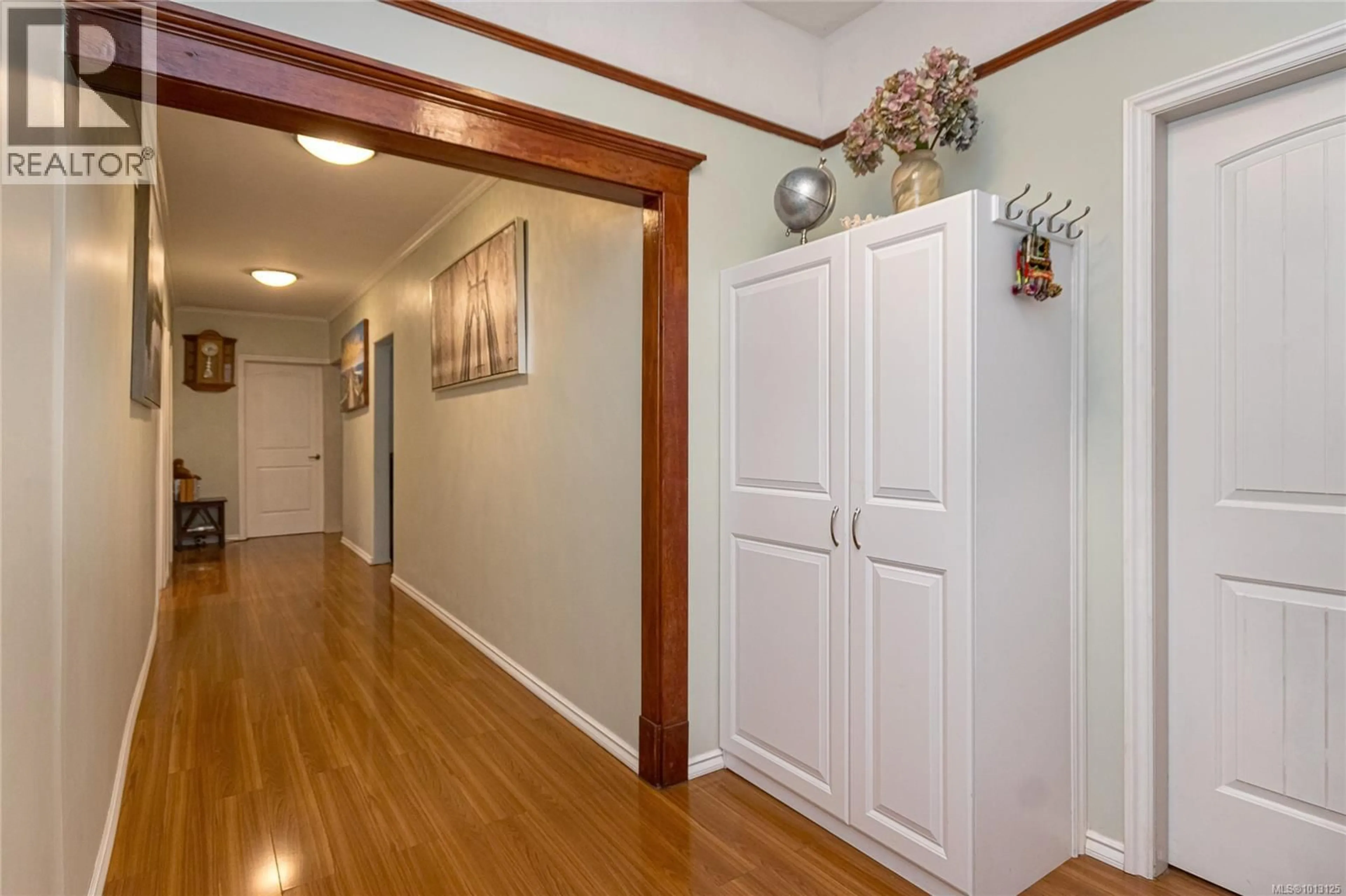 Indoor entryway for 3015 QUADRA STREET, Victoria British Columbia V8T4G2