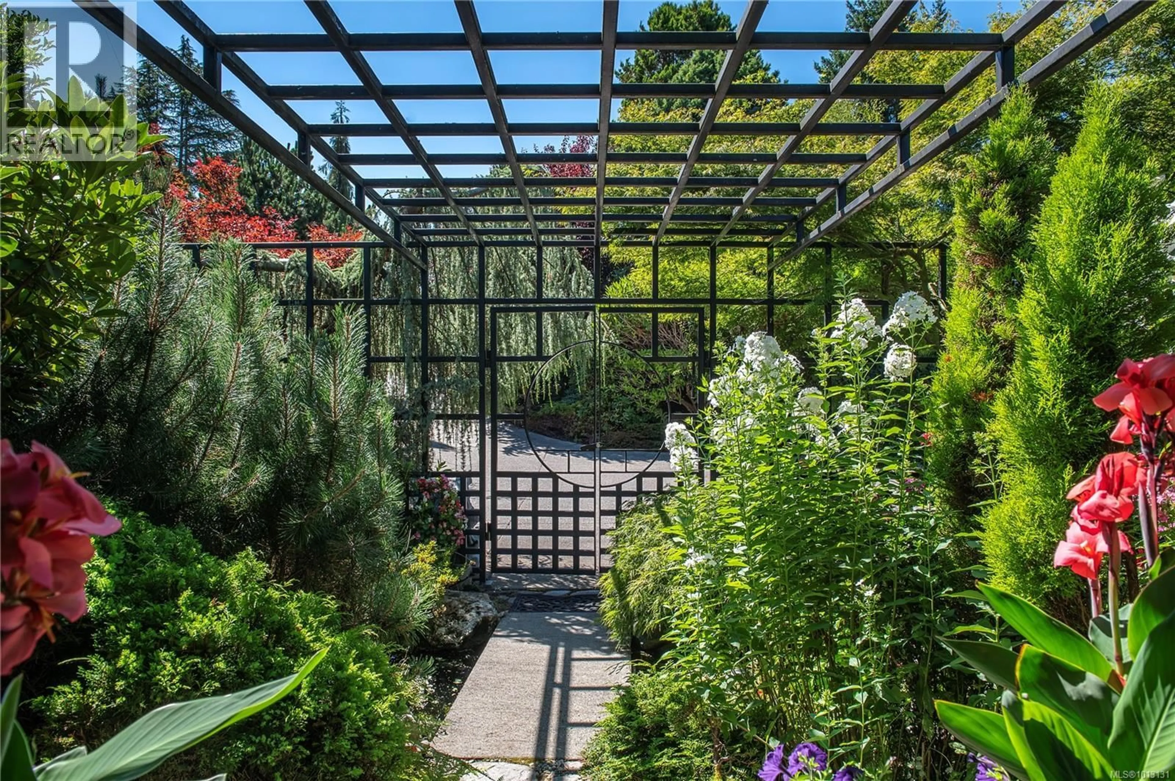 Patio, street for 1093 ASH STREET, Campbell River British Columbia V9W1G6