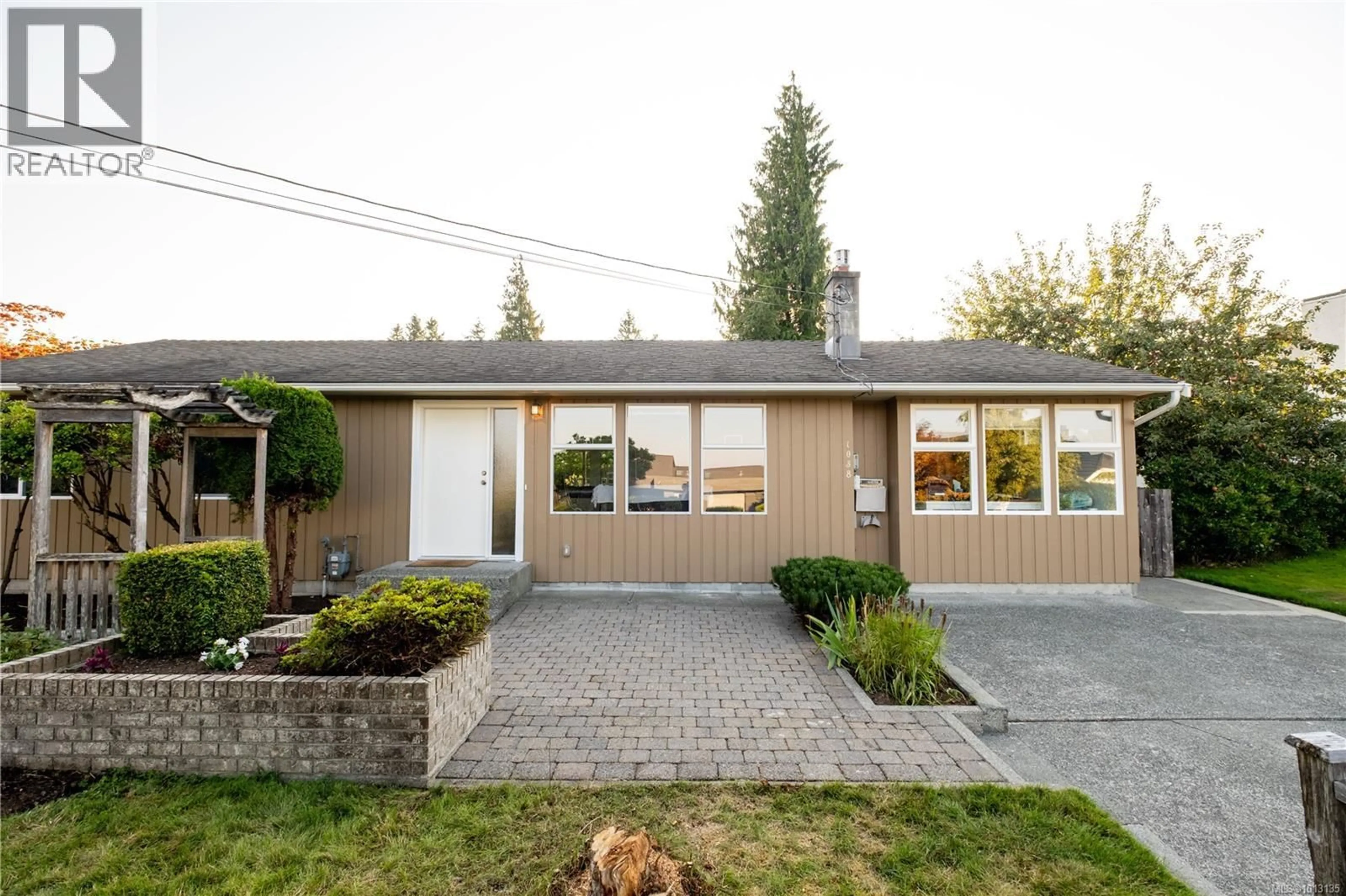Patio, street for 1038 ASH STREET, Campbell River British Columbia V9W1G5