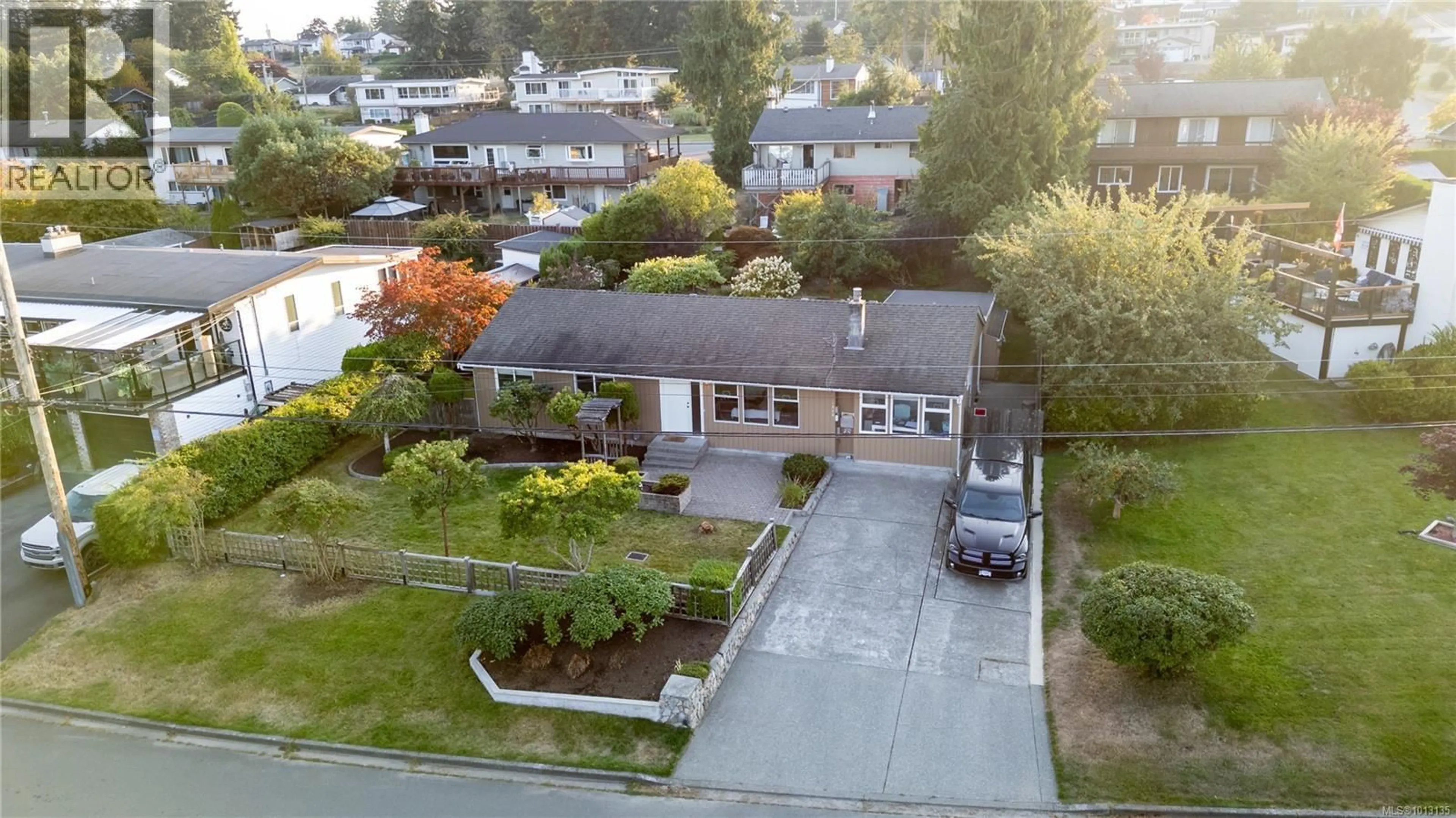 A pic from outside/outdoor area/front of a property/back of a property/a pic from drone, street for 1038 ASH STREET, Campbell River British Columbia V9W1G5