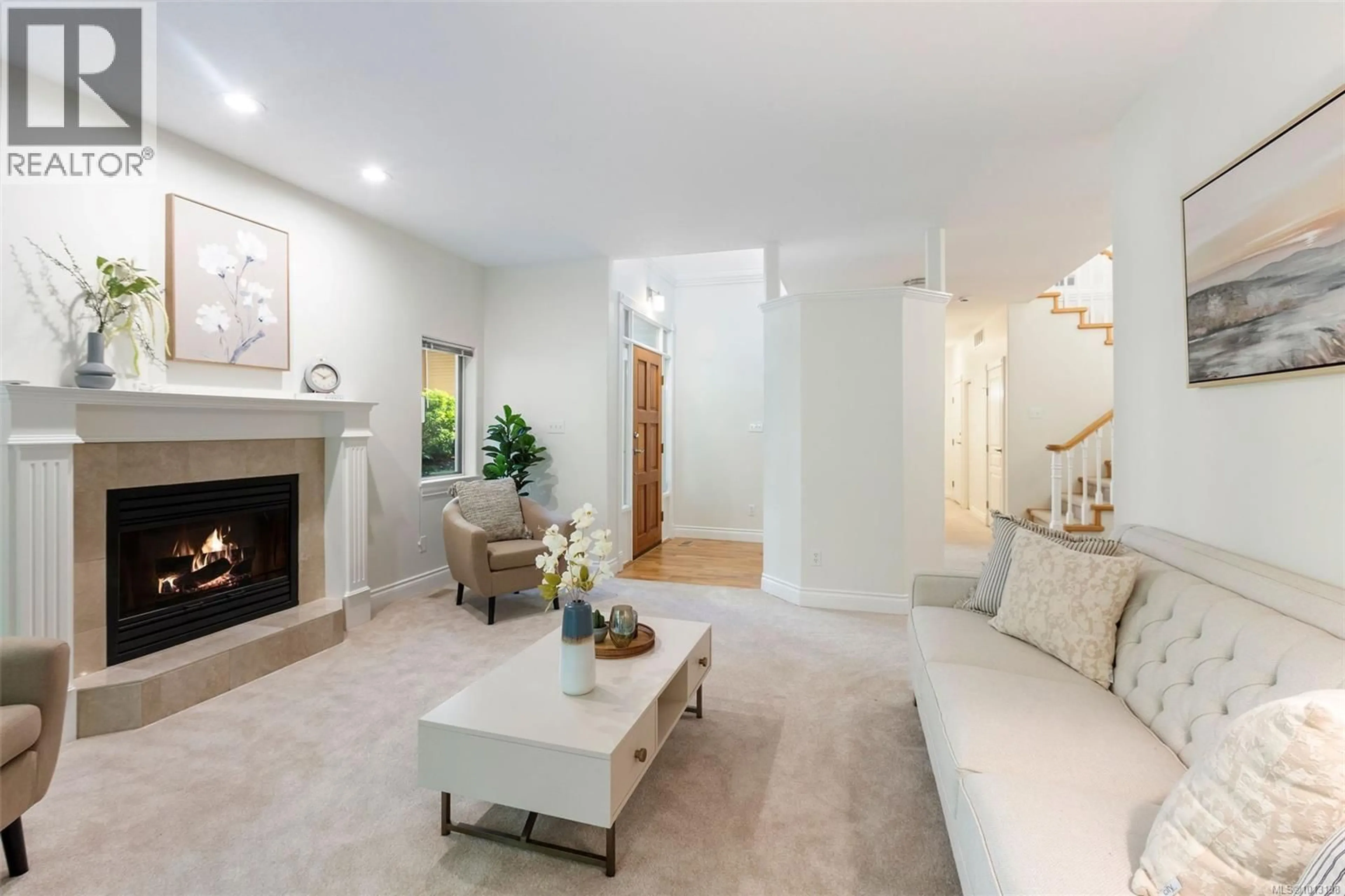 Living room with furniture, unknown for 35 - 520 MARSETT PLACE, Saanich British Columbia V8Z7J1