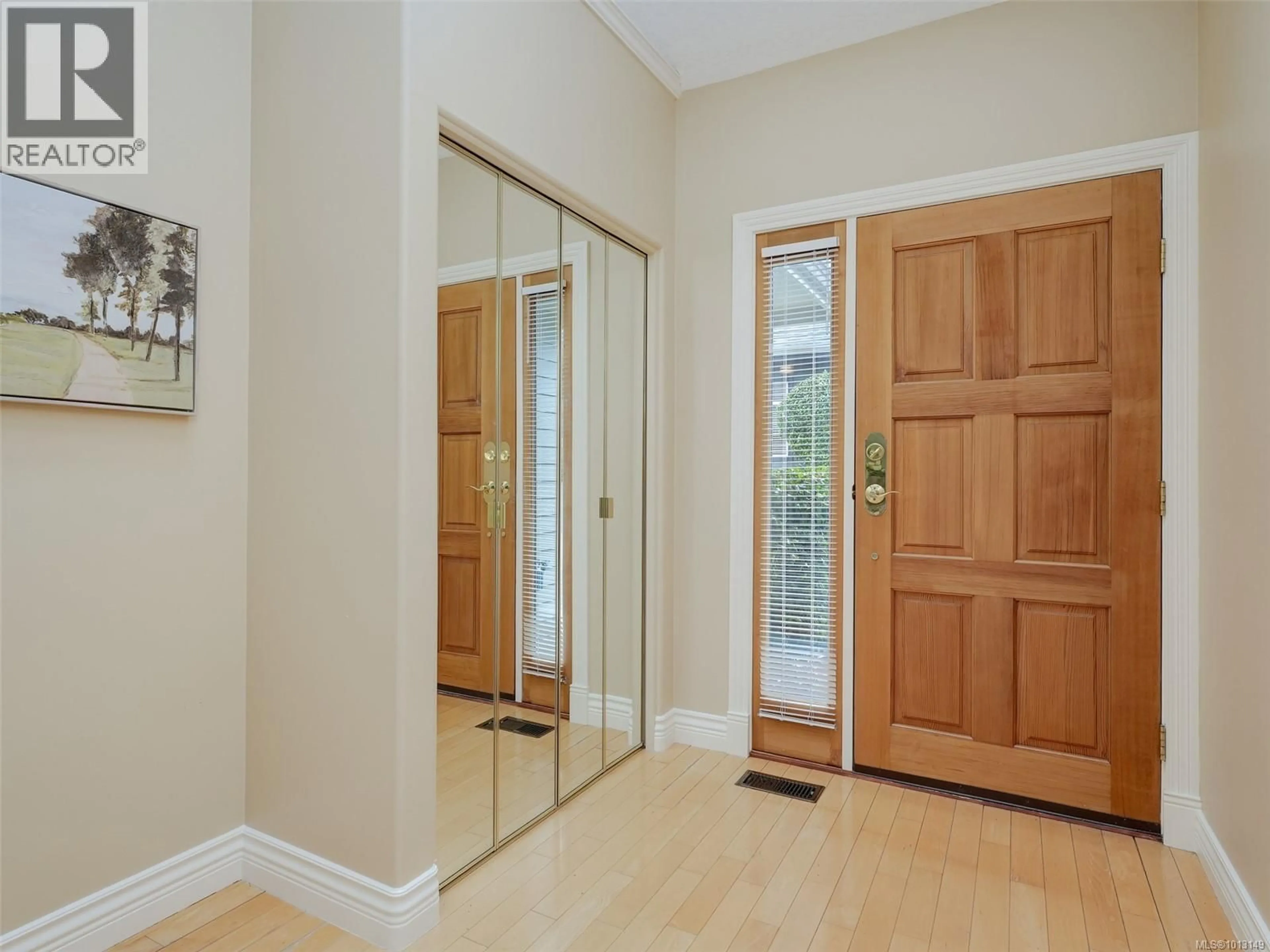 Indoor entryway for 11 - 4522 GORDON POINT DRIVE, Saanich British Columbia V8N6L4