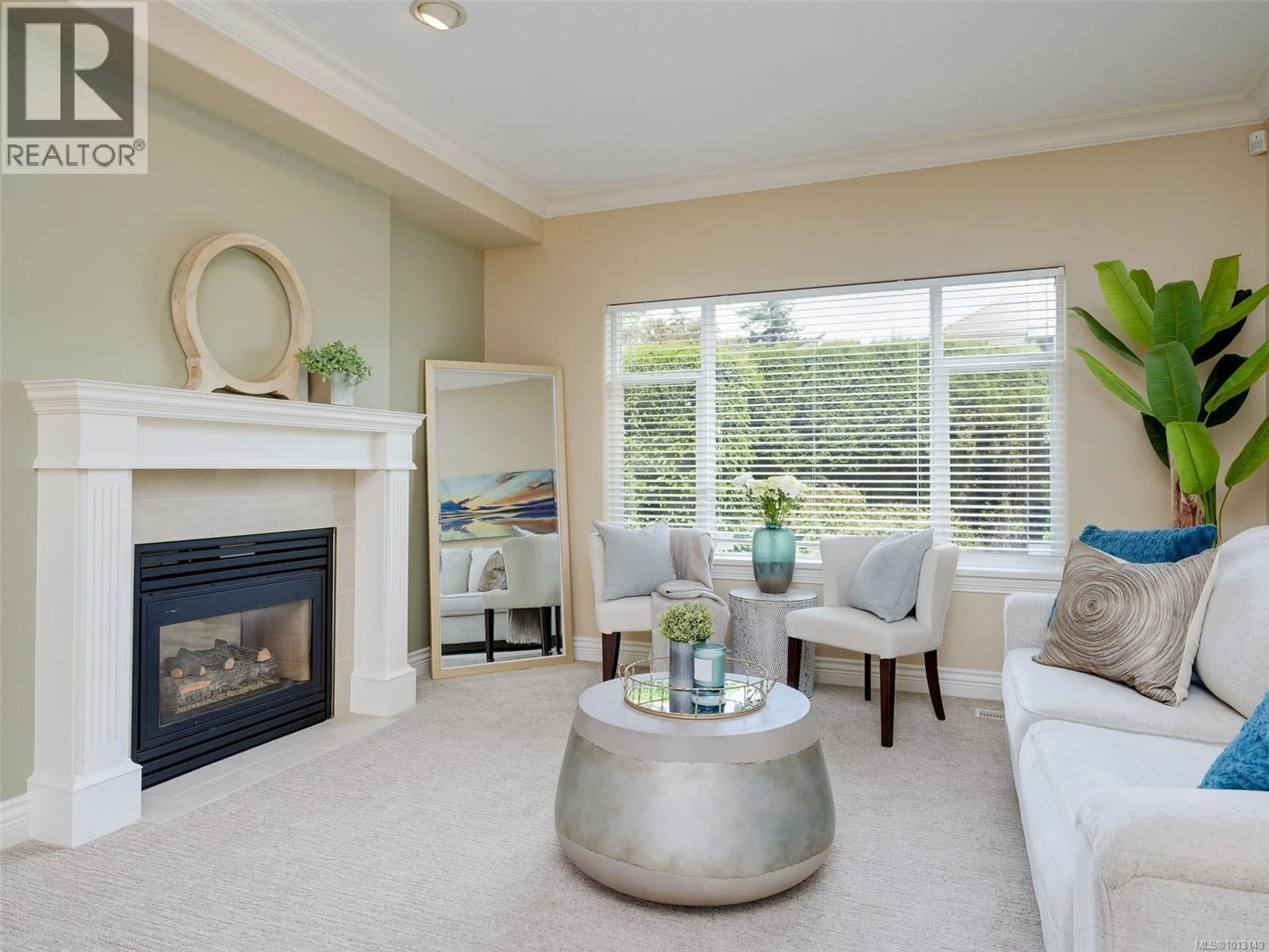 Living room with furniture, unknown for 11 - 4522 GORDON POINT DRIVE, Saanich British Columbia V8N6L4