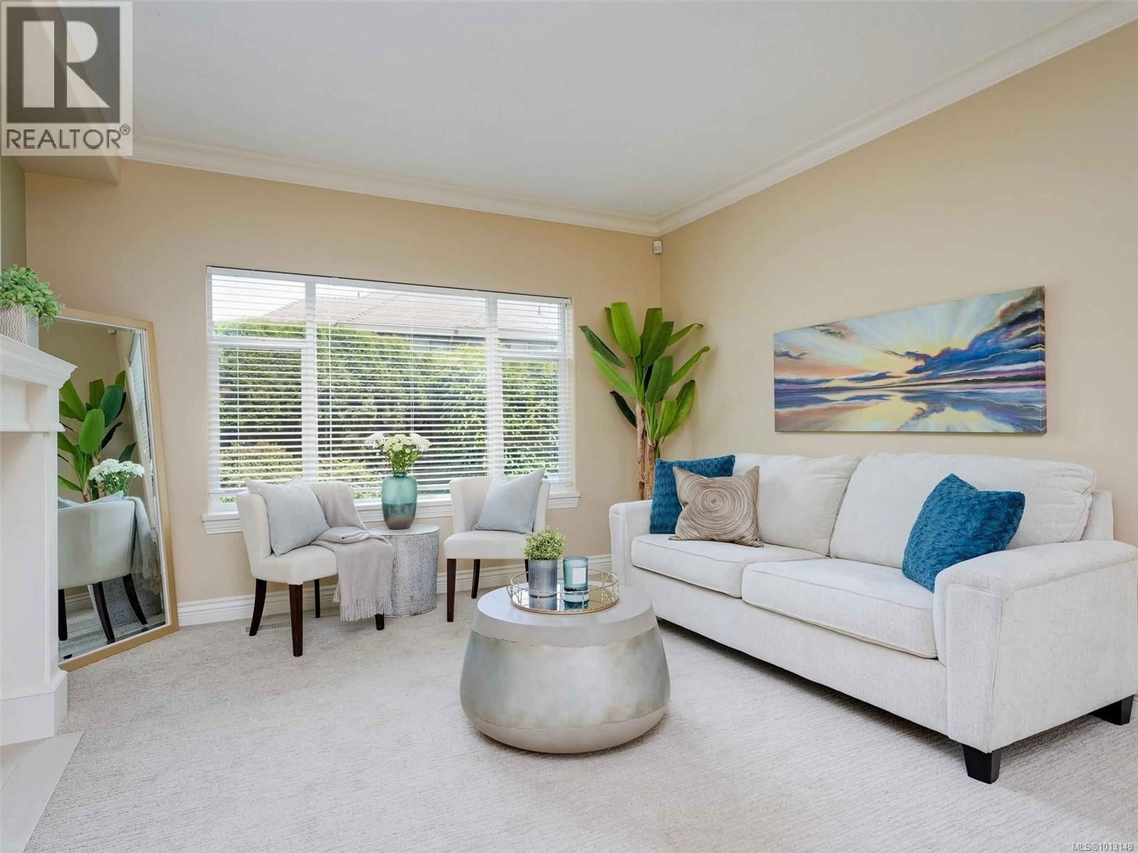 Living room with furniture, unknown for 11 - 4522 GORDON POINT DRIVE, Saanich British Columbia V8N6L4