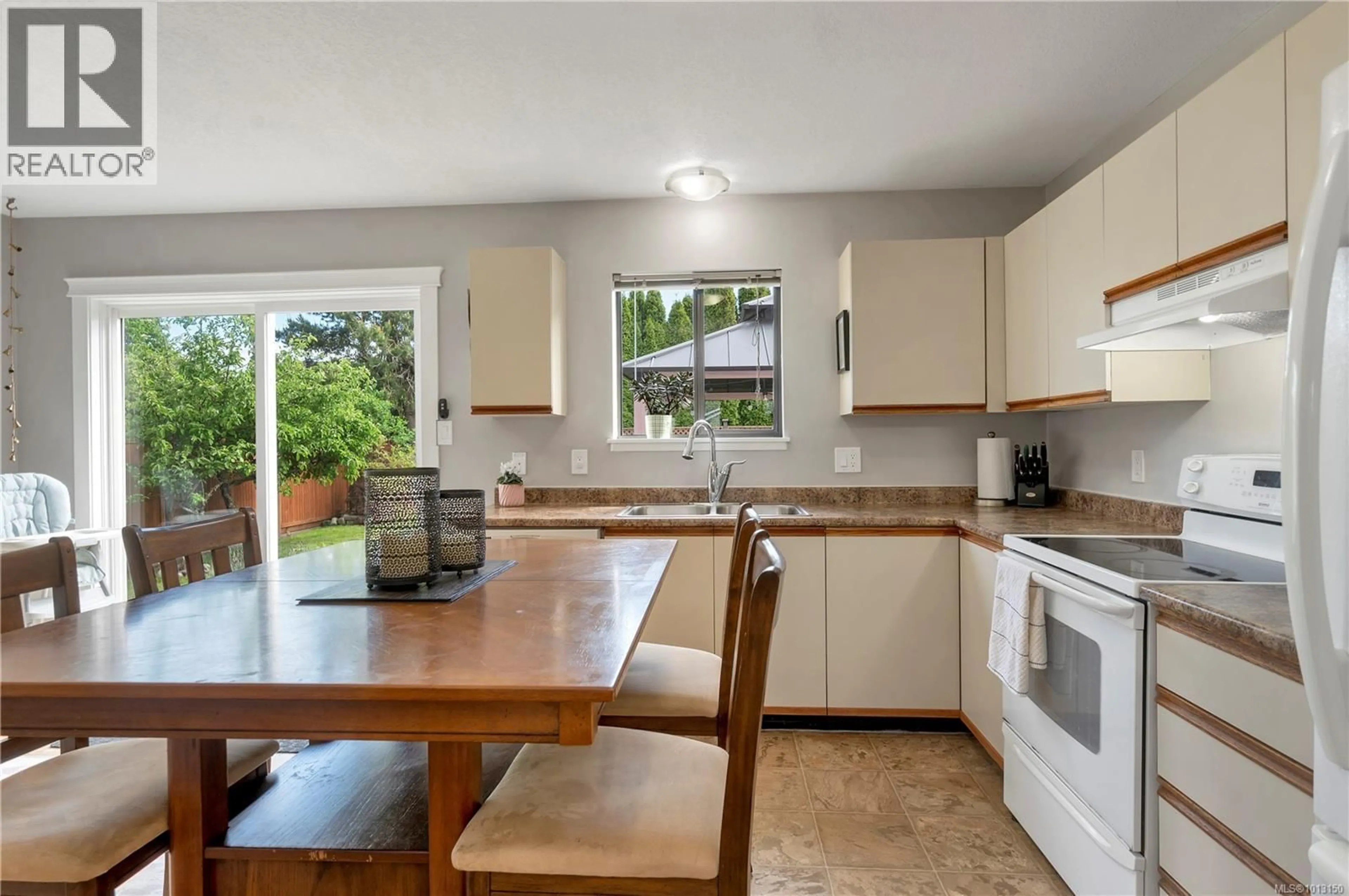Standard kitchen, unknown for 161 UTAH DRIVE, Campbell River British Columbia V9W7B3