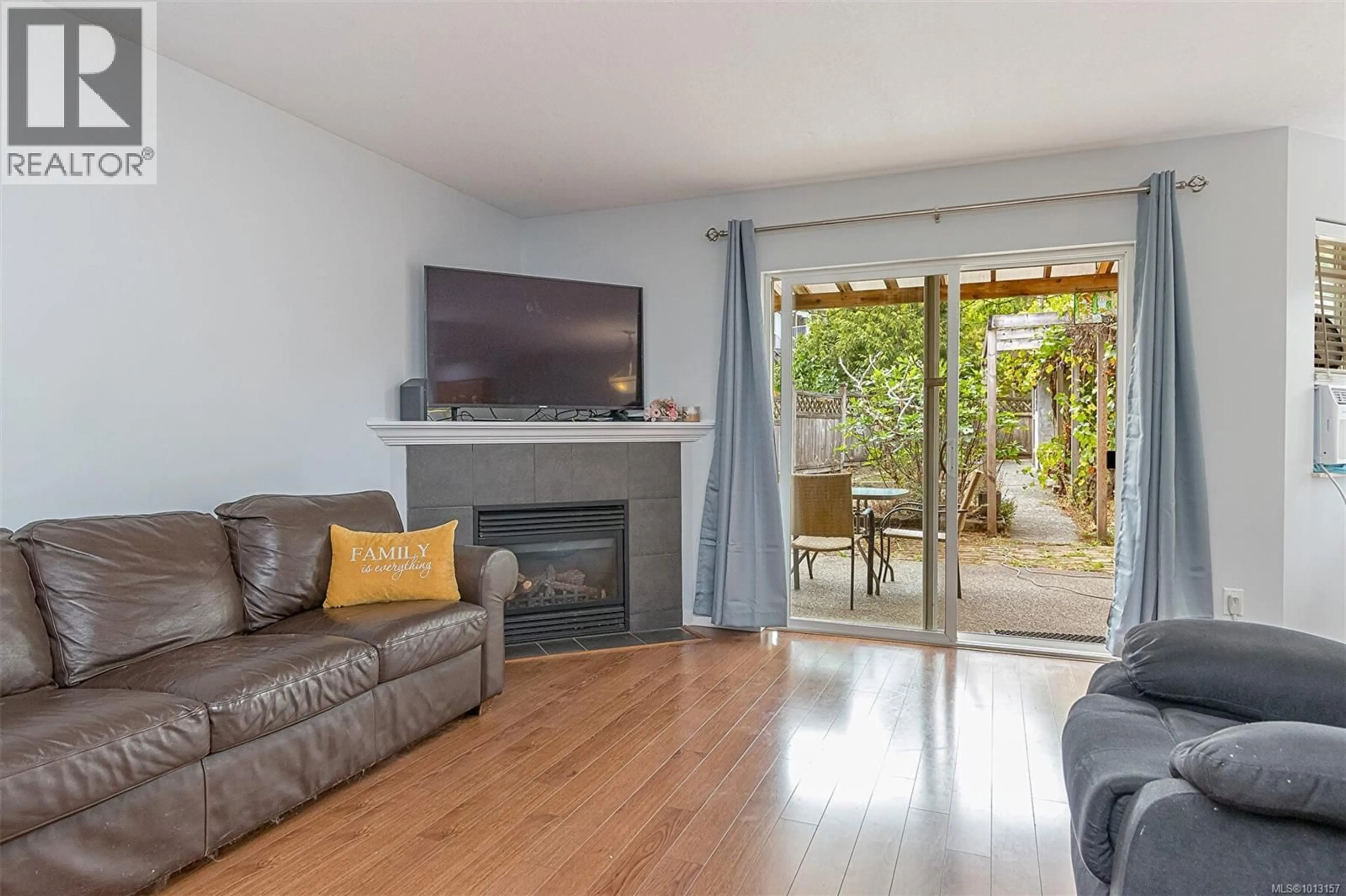 Living room with furniture, wood/laminate floor for 6000 ROCKRIDGE ROAD, Duncan British Columbia V9L6X3