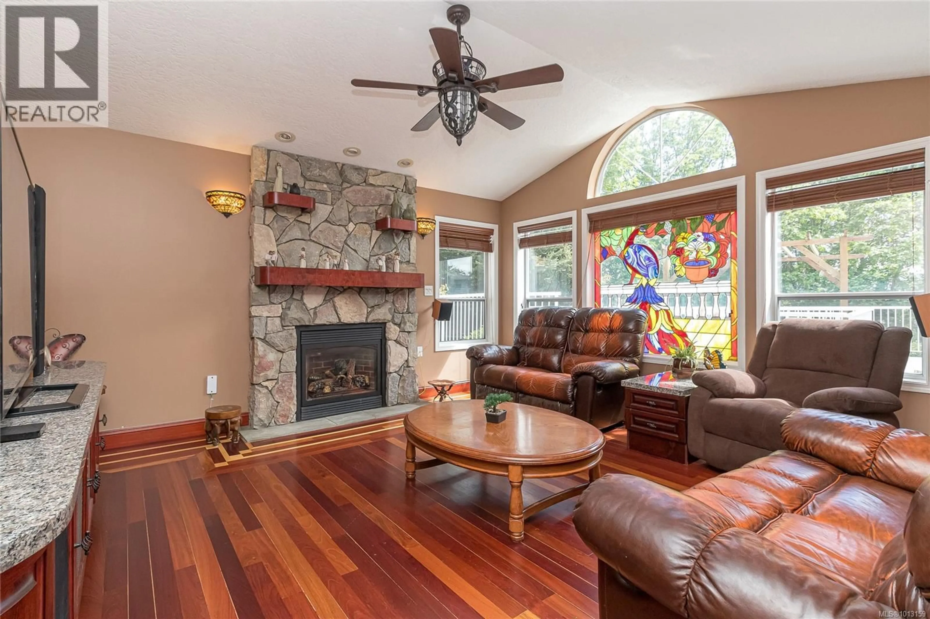 Living room with furniture, unknown for 1211 BURNSIDE ROAD WEST, Saanich British Columbia V8Z1N7