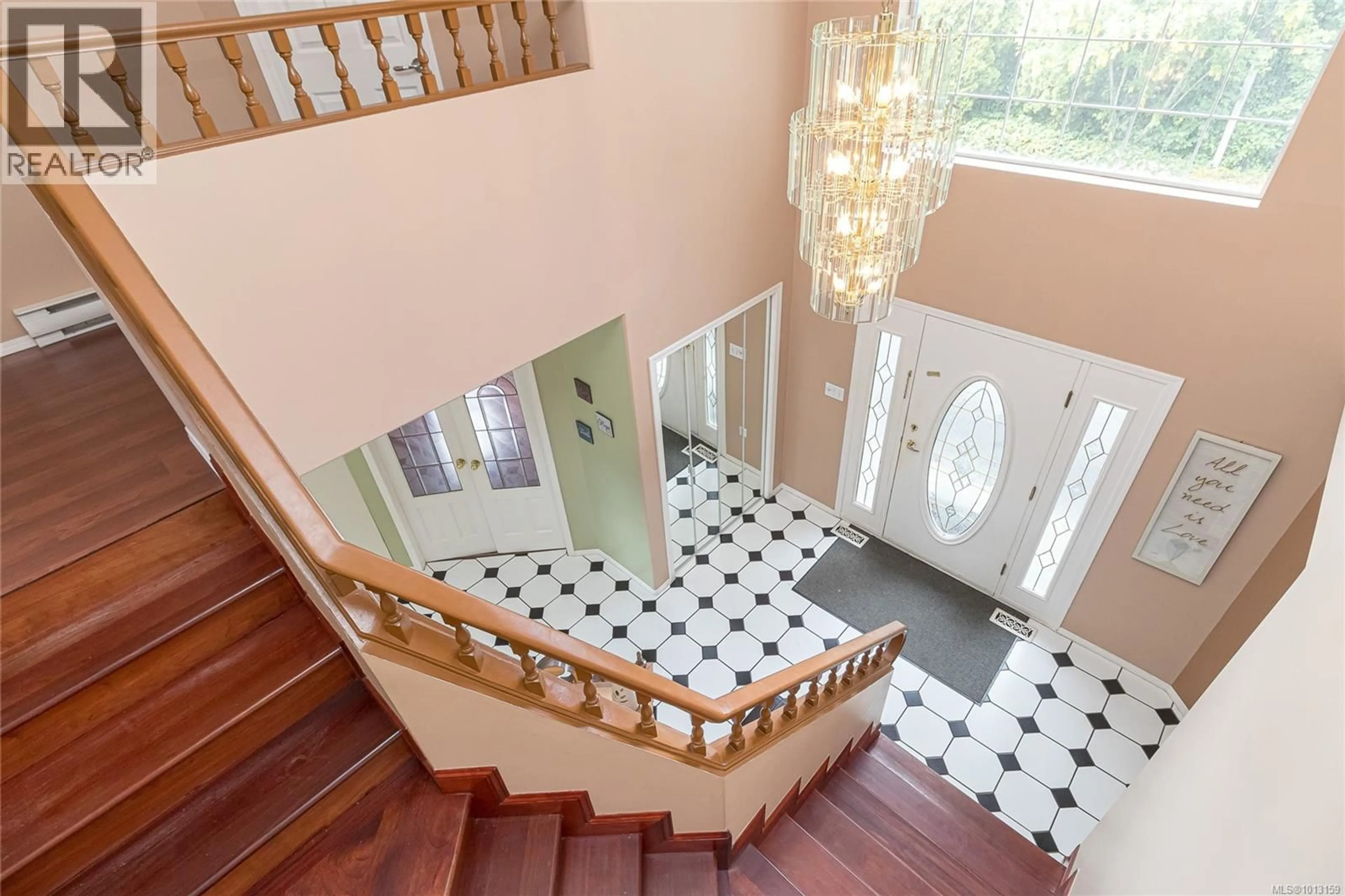 Indoor foyer for 1211 BURNSIDE ROAD WEST, Saanich British Columbia V8Z1N7