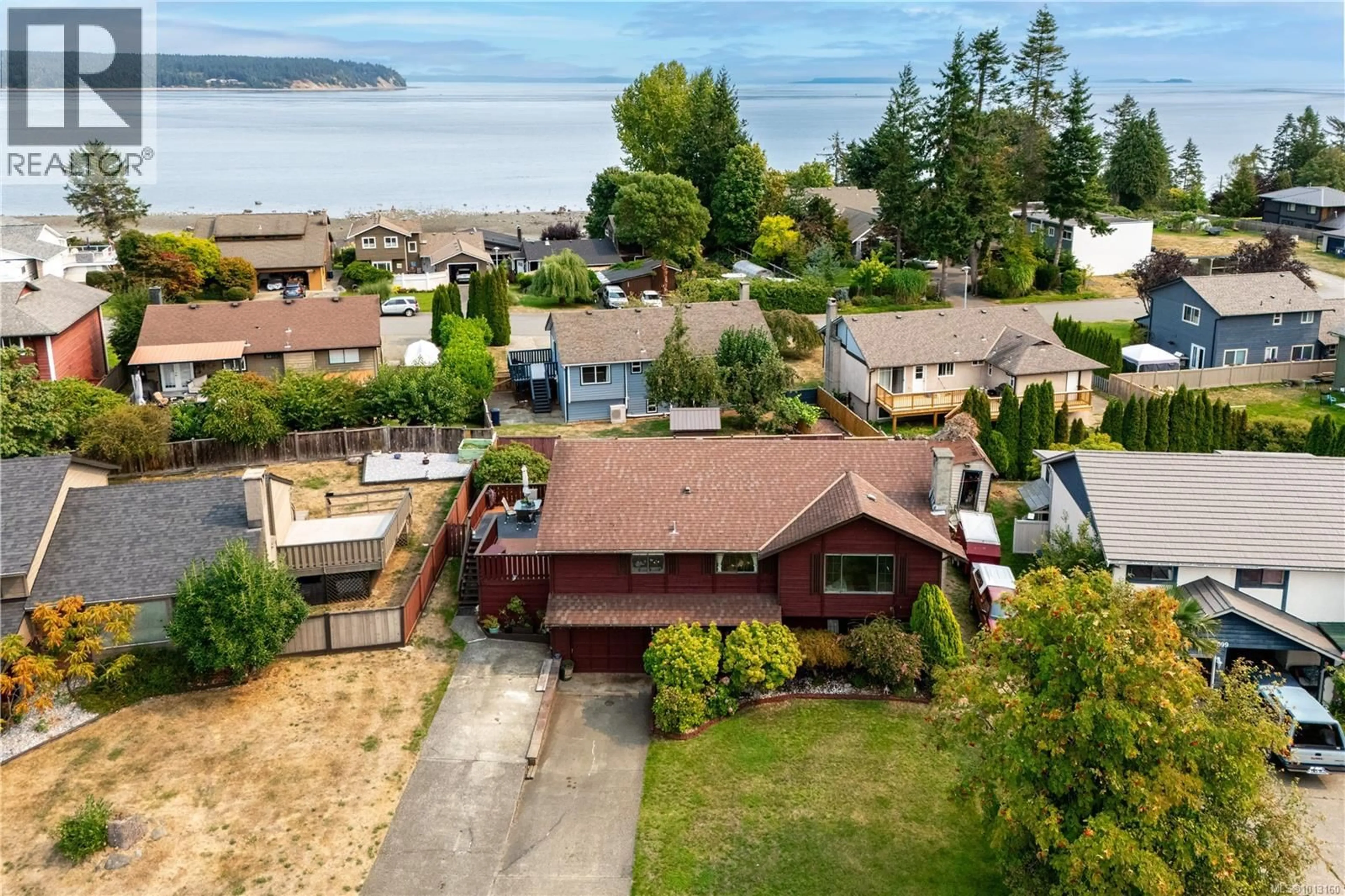 A pic from outside/outdoor area/front of a property/back of a property/a pic from drone, water/lake/river/ocean view for 1695 BROOK CRESCENT, Campbell River British Columbia V9W6K9