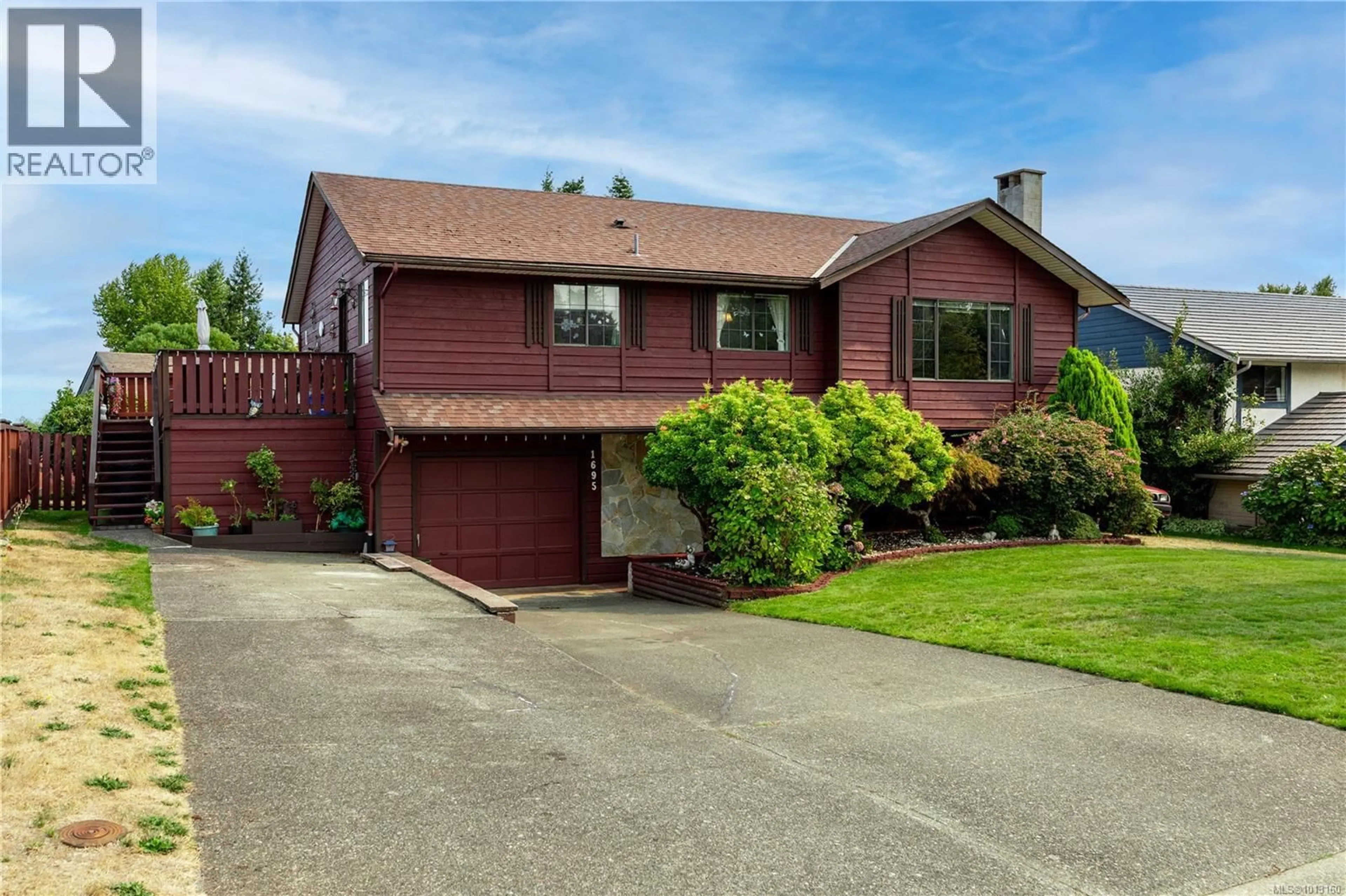 Home with vinyl exterior material, street for 1695 BROOK CRESCENT, Campbell River British Columbia V9W6K9