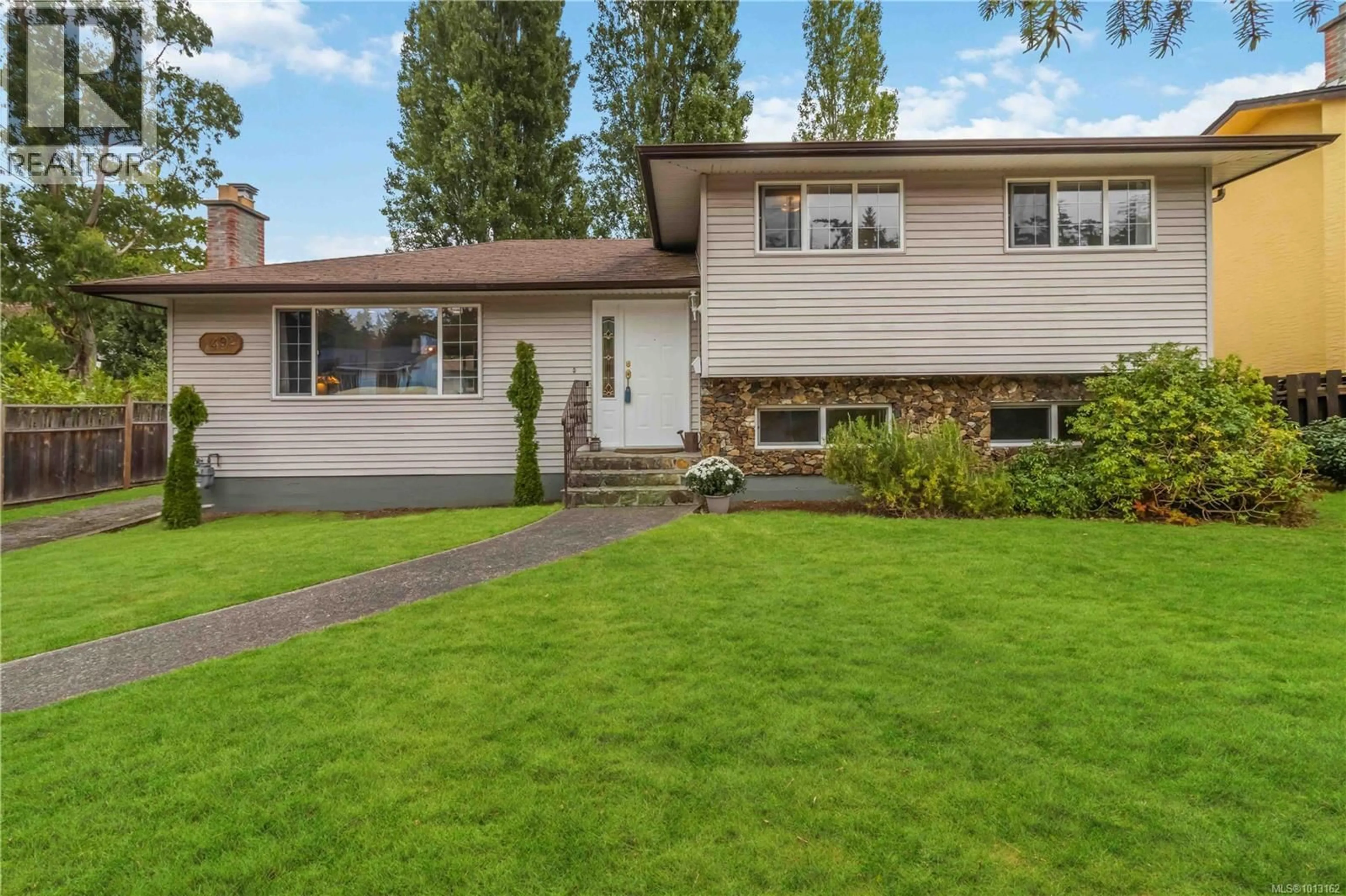 Home with vinyl exterior material, street for 1492 EDGEMONT ROAD, Saanich British Columbia V8N4P8