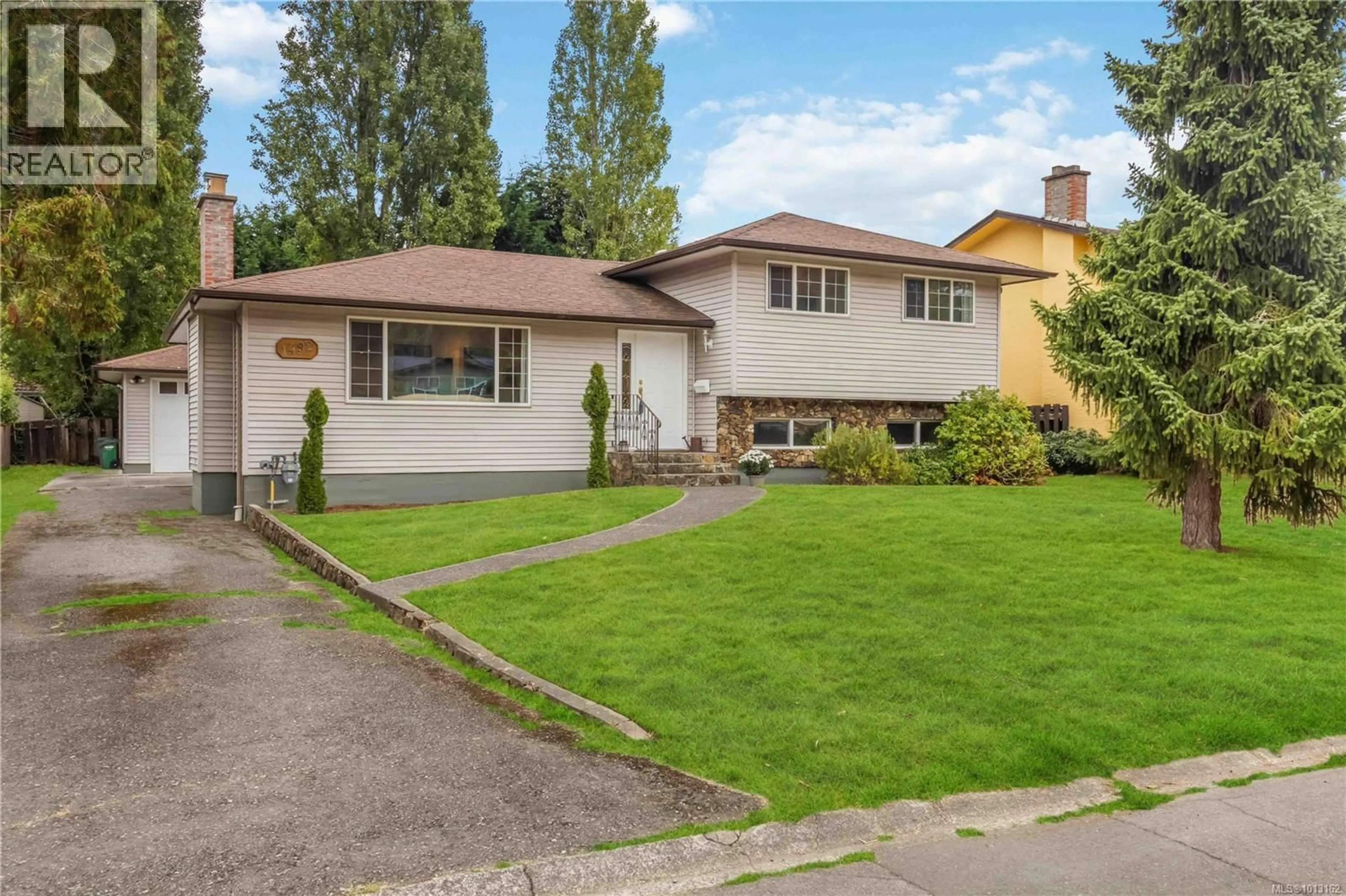 Home with vinyl exterior material, street for 1492 EDGEMONT ROAD, Saanich British Columbia V8N4P8