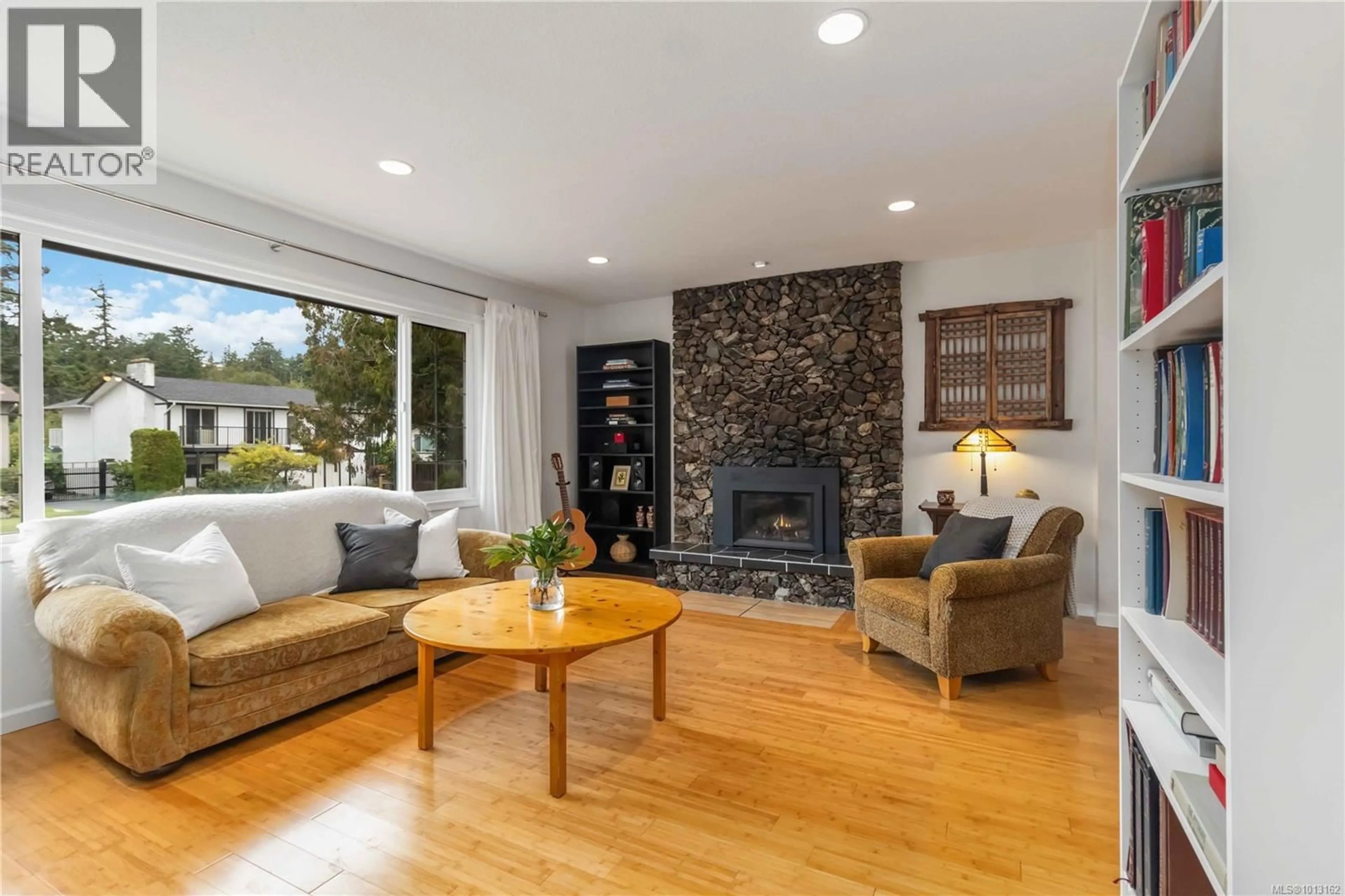 Living room with furniture, unknown for 1492 EDGEMONT ROAD, Saanich British Columbia V8N4P8