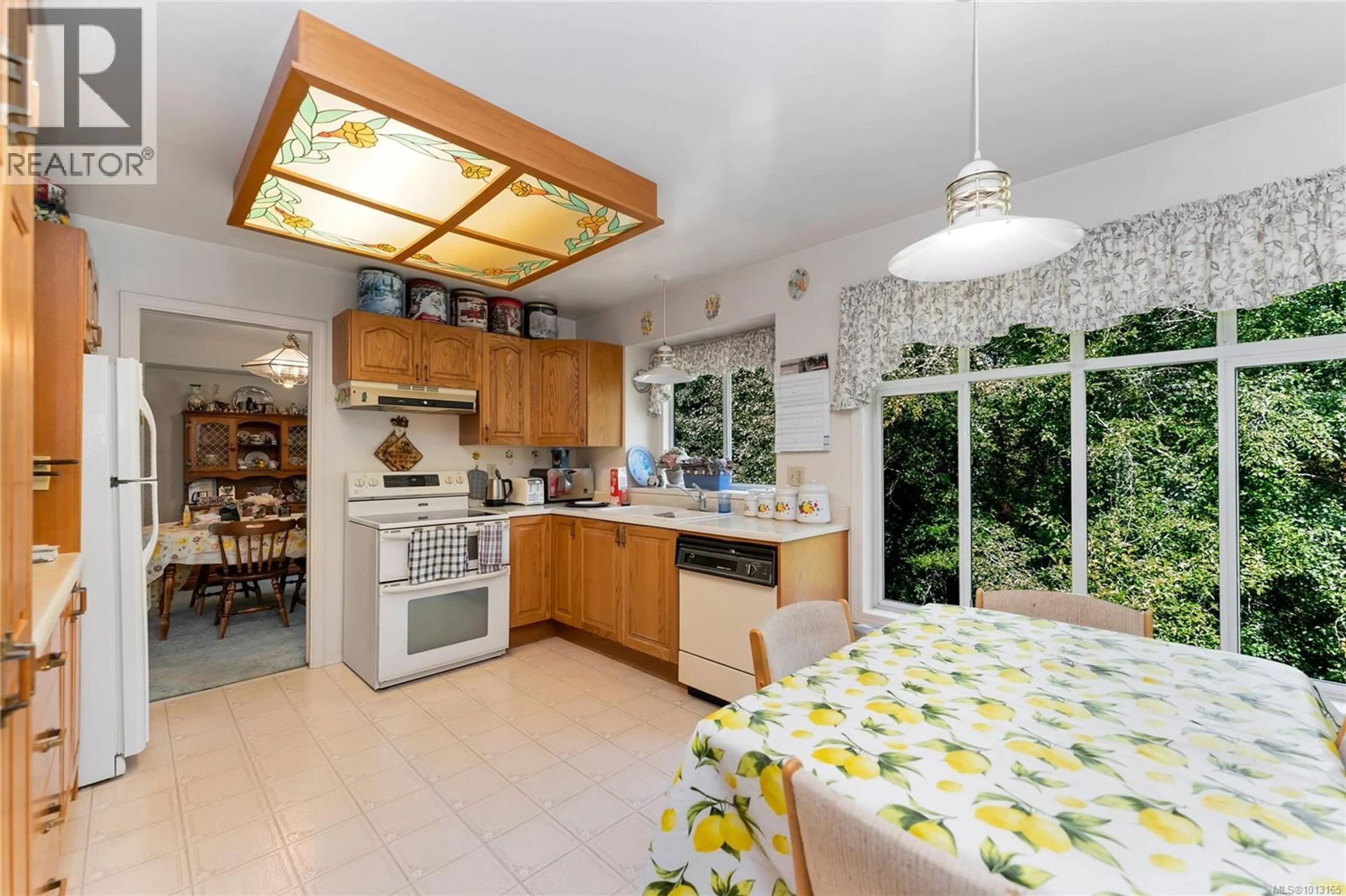 Standard kitchen, ceramic/tile floor for 722 MILLER AVENUE, Saanich British Columbia V8Z3C8