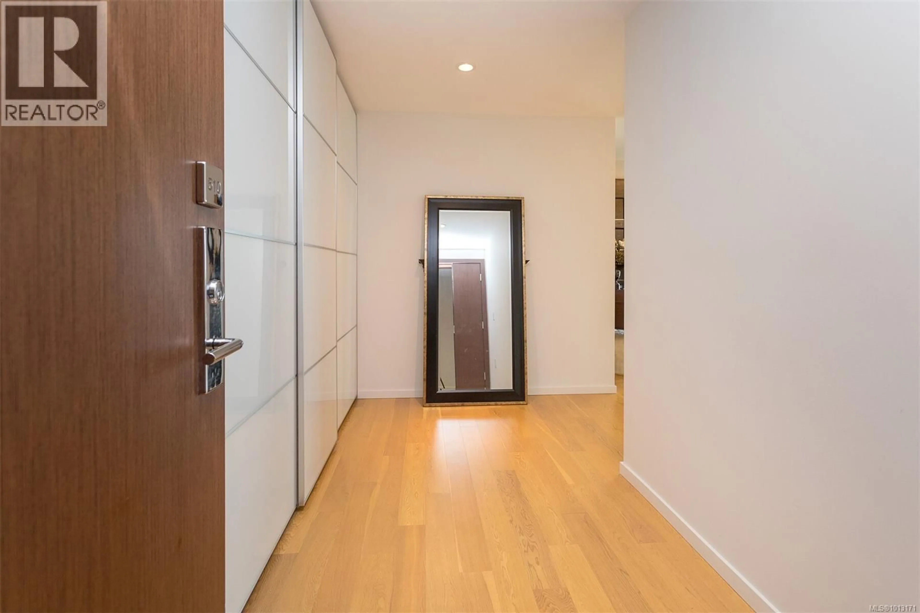 Indoor foyer for 510 - 100 SAGHALIE ROAD, Victoria British Columbia V9A0A1