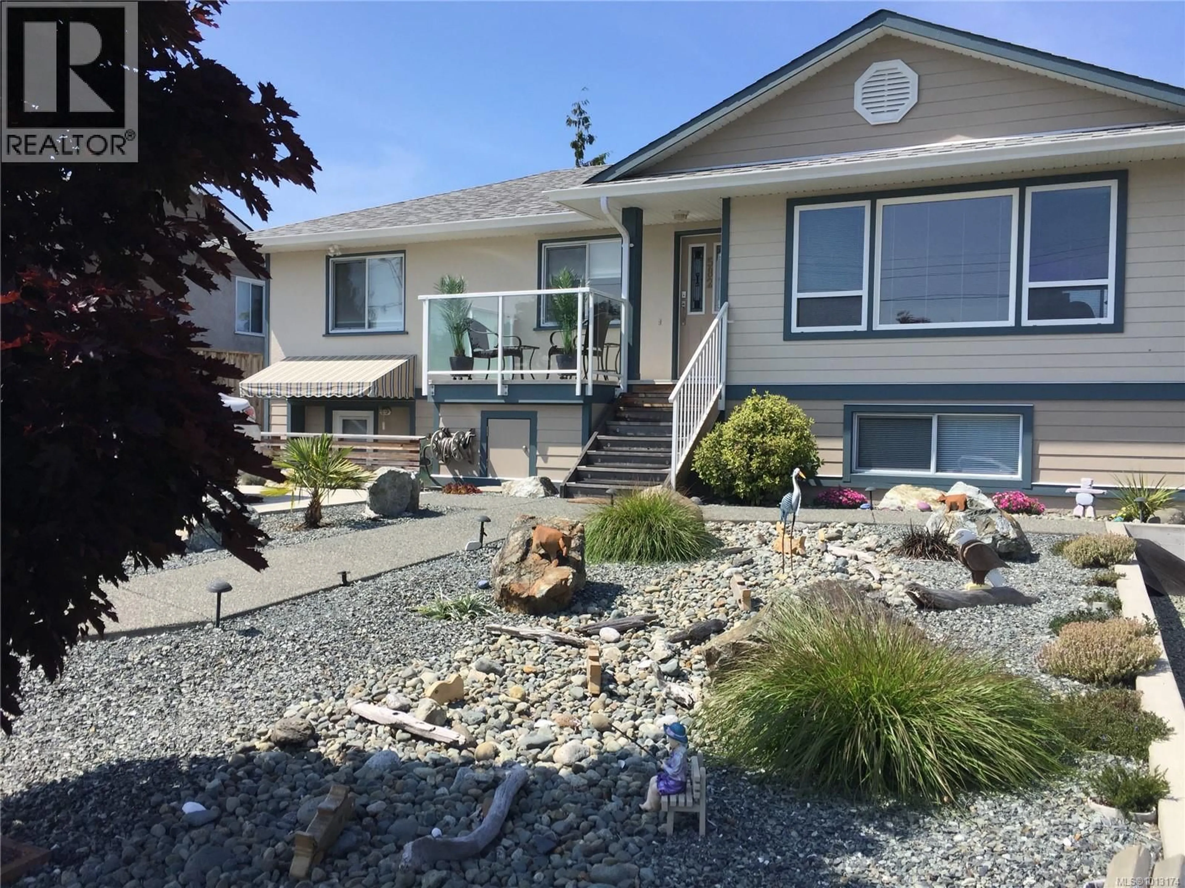 Home with vinyl exterior material, street for 582 BAXTER AVENUE, Saanich British Columbia V8Z2G7