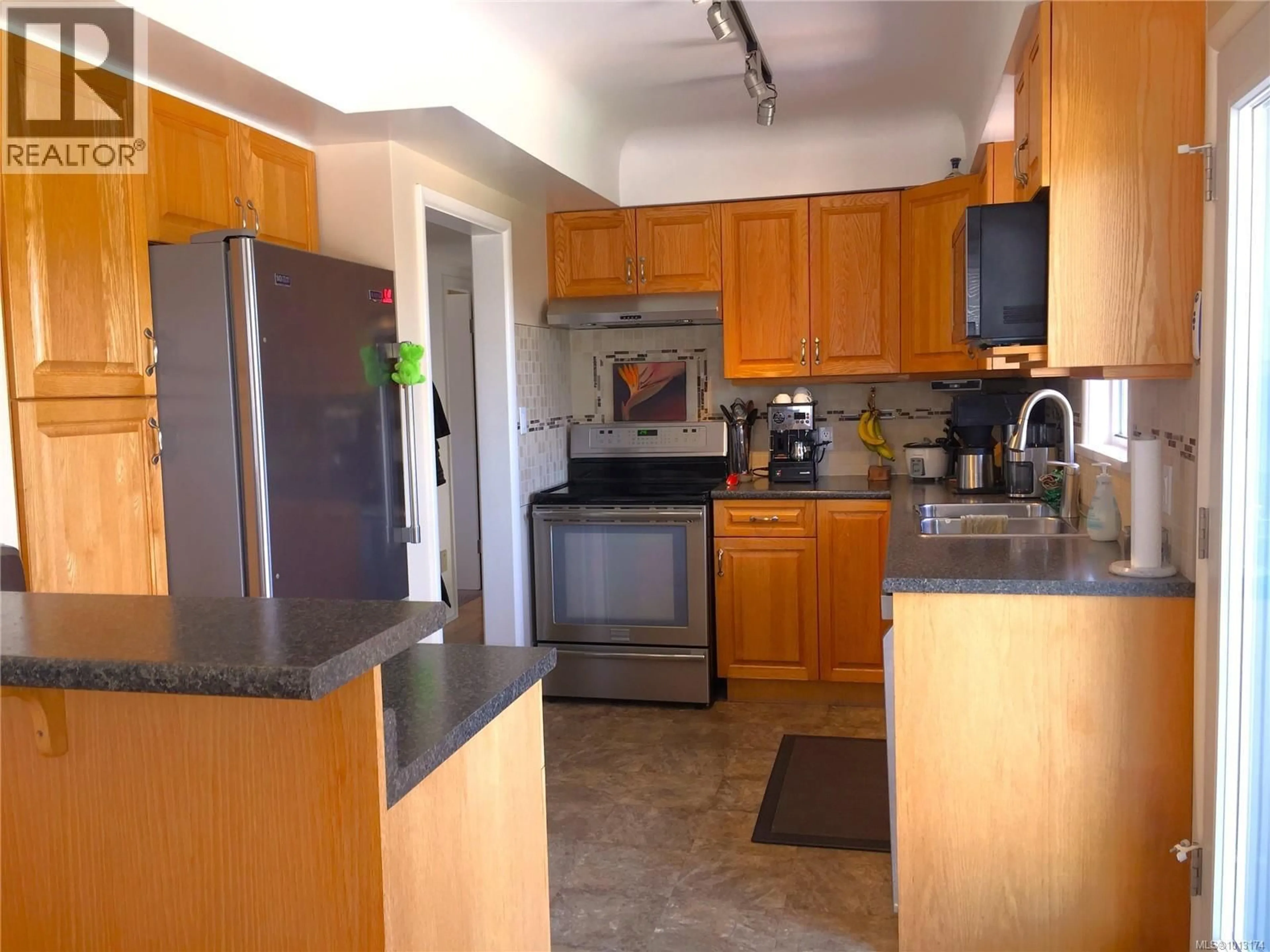 Standard kitchen, unknown for 582 BAXTER AVENUE, Saanich British Columbia V8Z2G7
