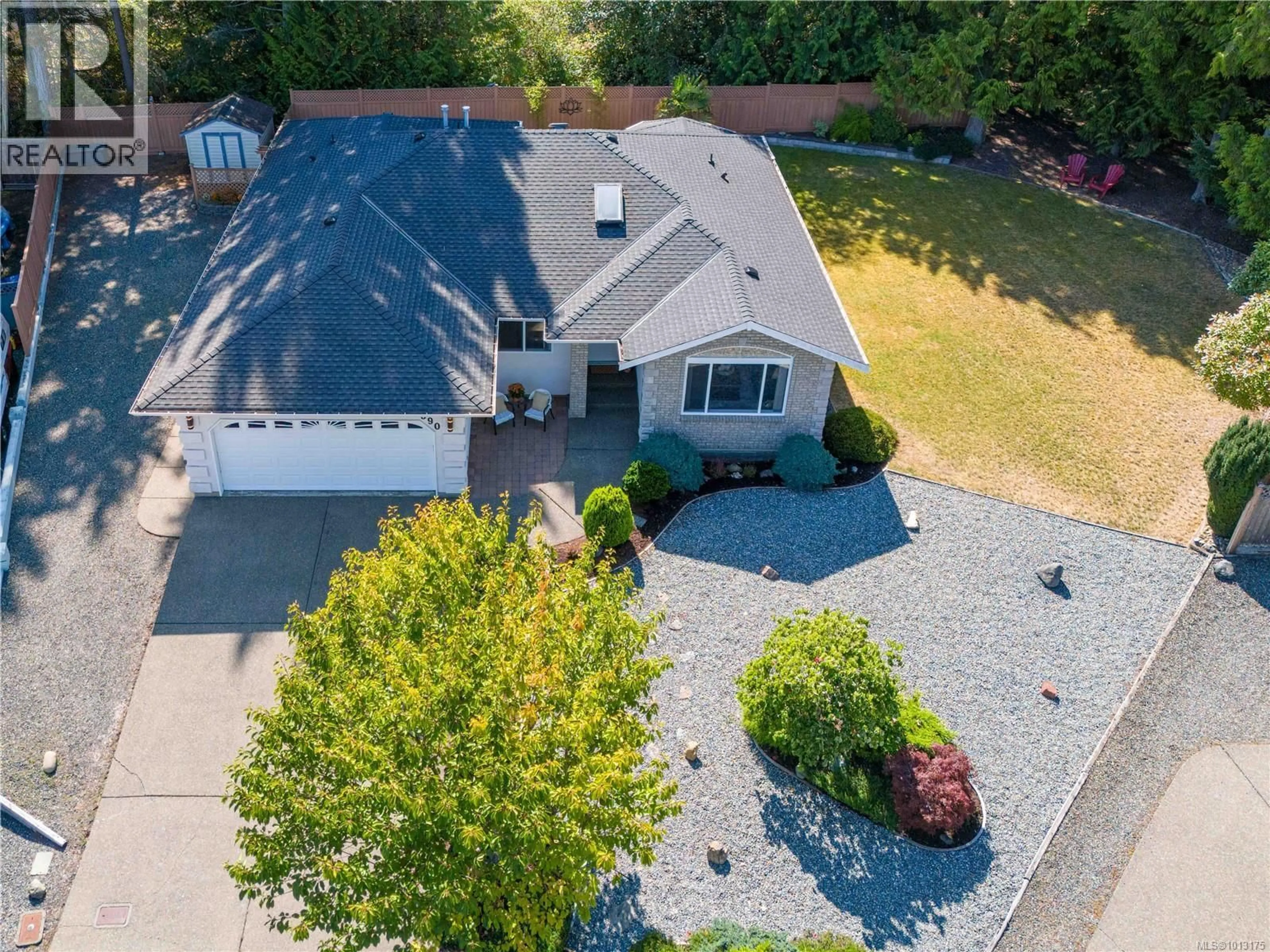 A pic from outside/outdoor area/front of a property/back of a property/a pic from drone, street for 590 HAZELWOOD PLACE, Qualicum Beach British Columbia V9K1A1