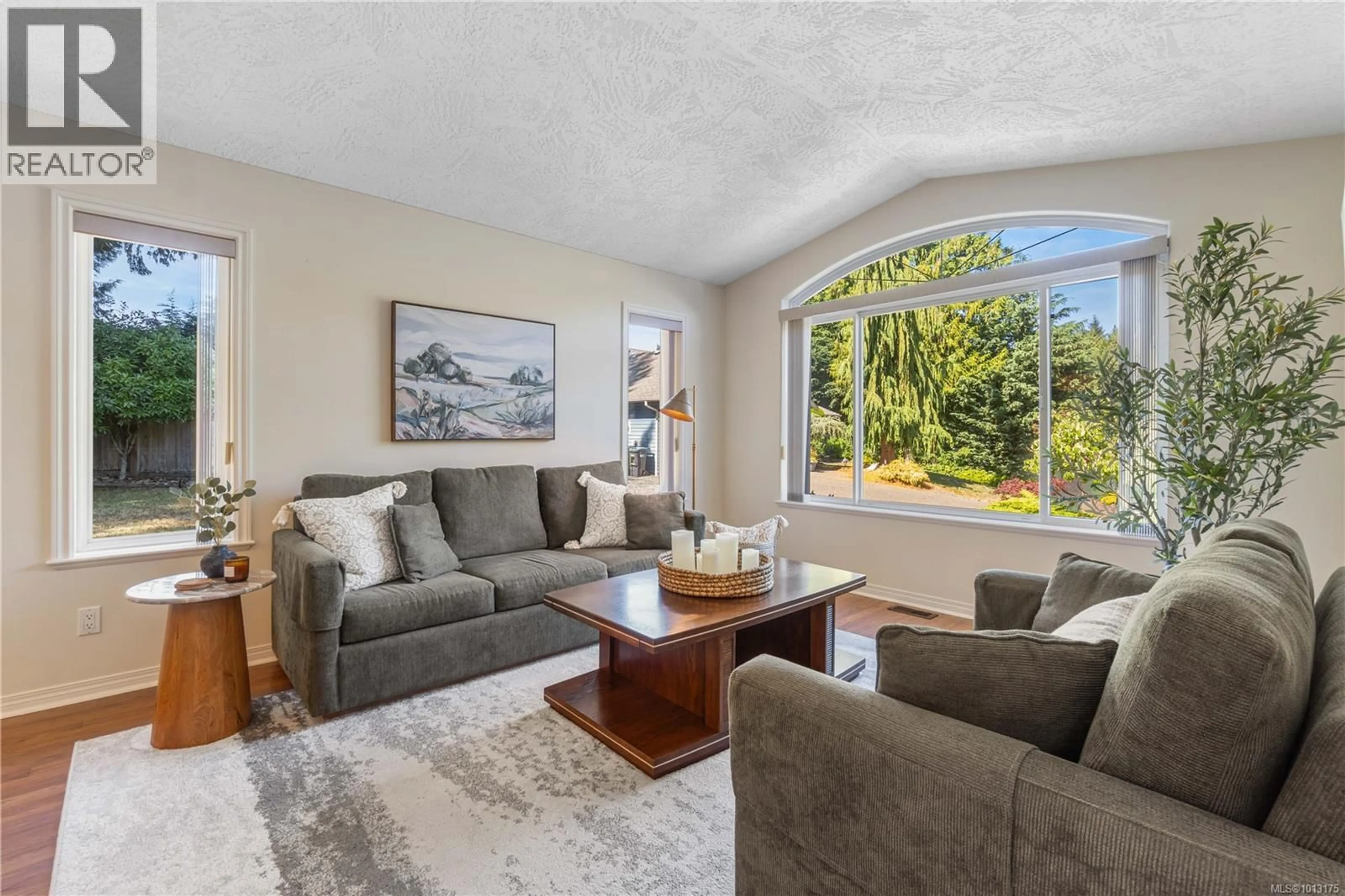 Living room with furniture, unknown for 590 HAZELWOOD PLACE, Qualicum Beach British Columbia V9K1A1