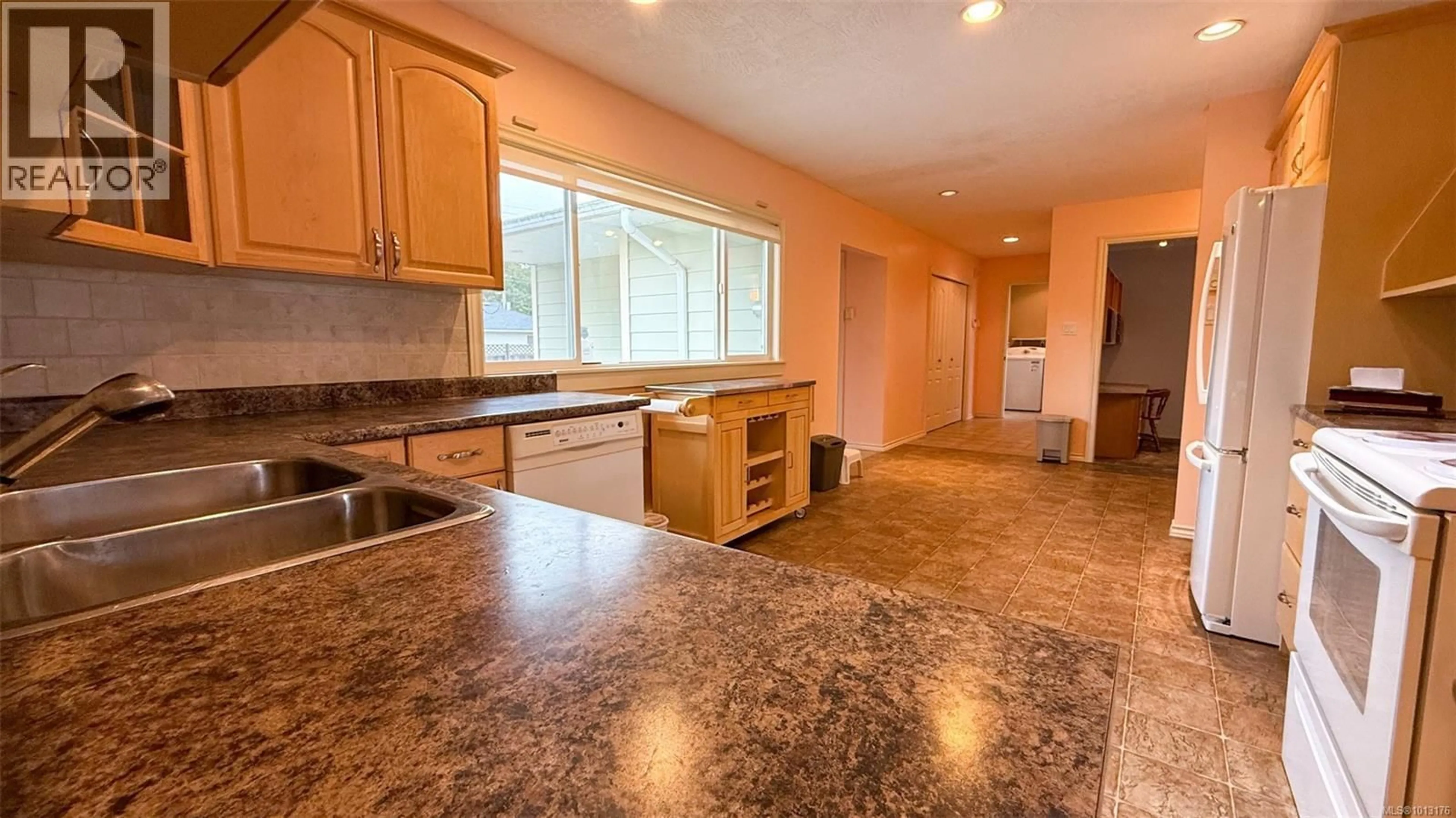 Standard kitchen, ceramic/tile floor for 475 PINE AVENUE, Duncan British Columbia V9L1Z3