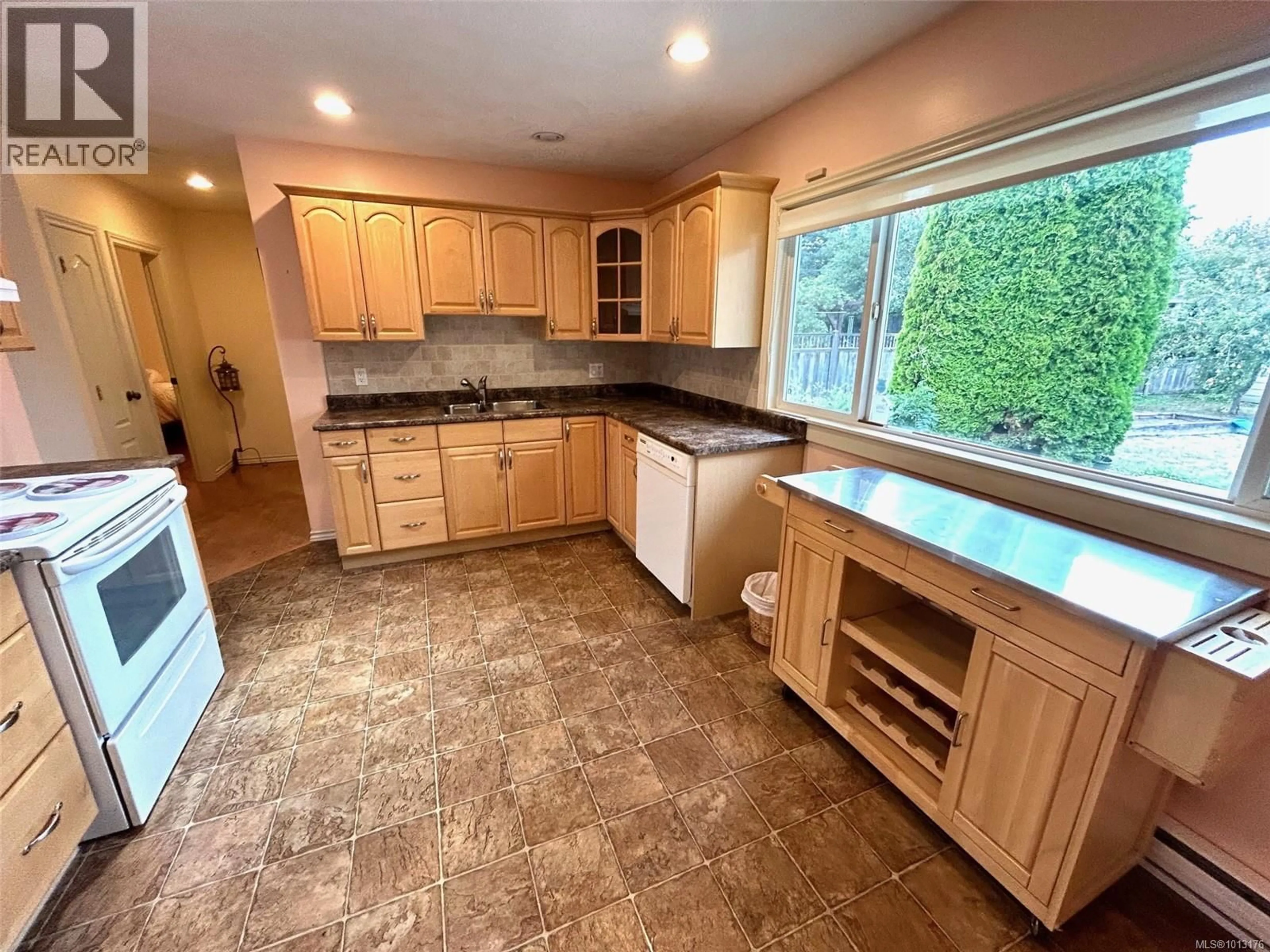 Open concept kitchen, ceramic/tile floor for 475 PINE AVENUE, Duncan British Columbia V9L1Z3