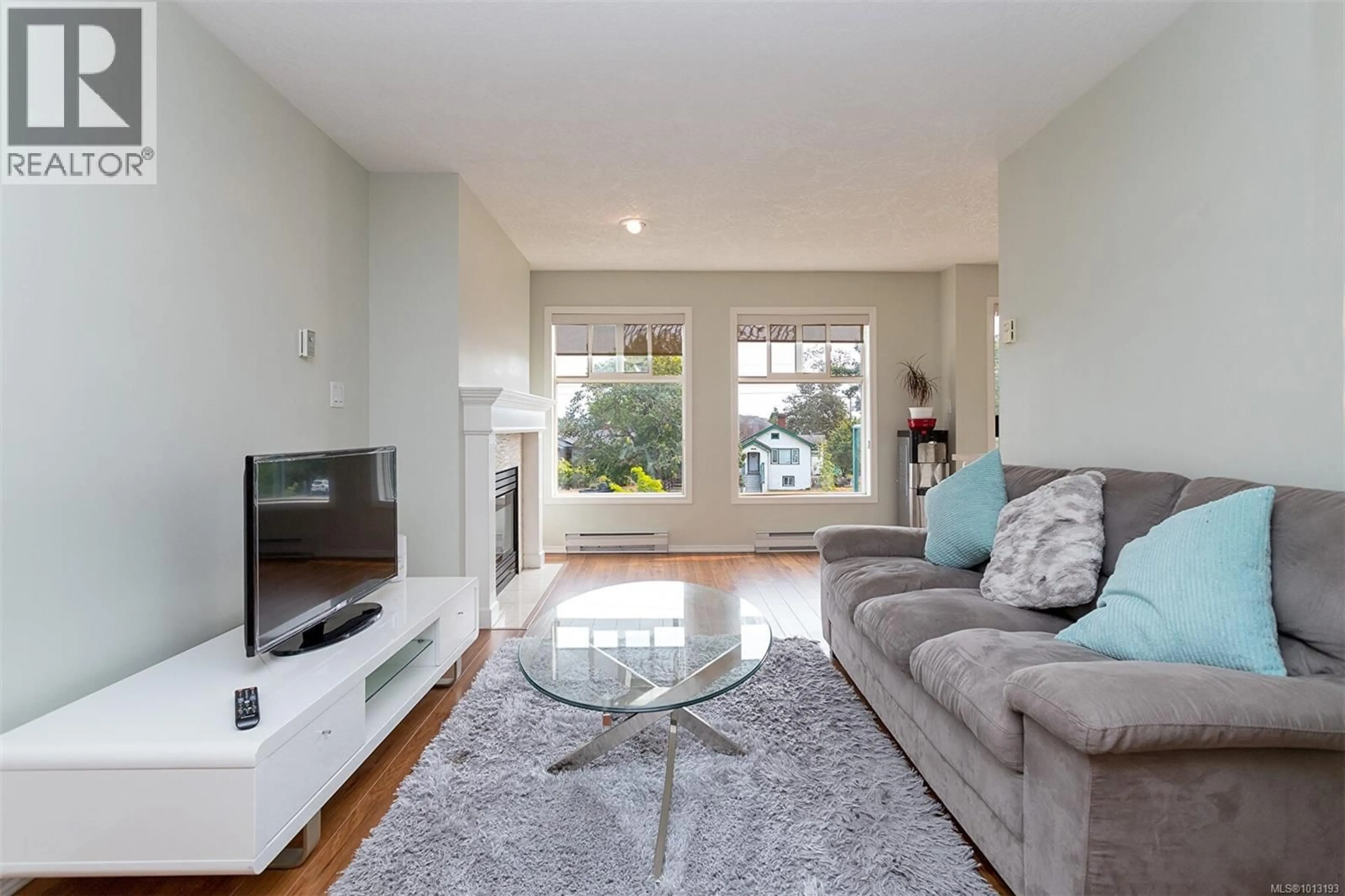 Living room with furniture, unknown for 405 - 898 VERNON AVENUE, Saanich British Columbia V8X2W6