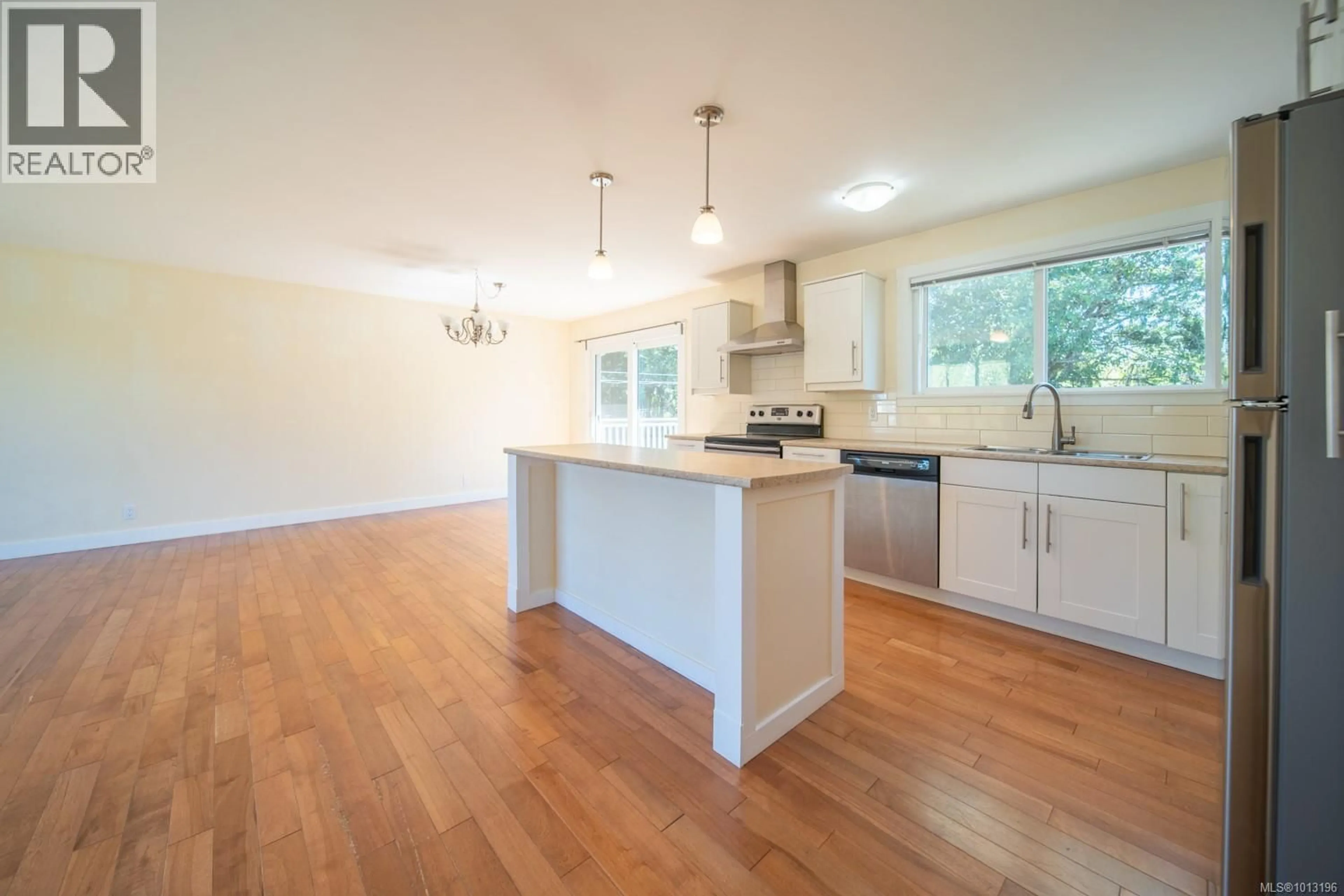 Open concept kitchen, wood/laminate floor for 2591 ROSSTOWN ROAD, Nanaimo British Columbia V9T3R9