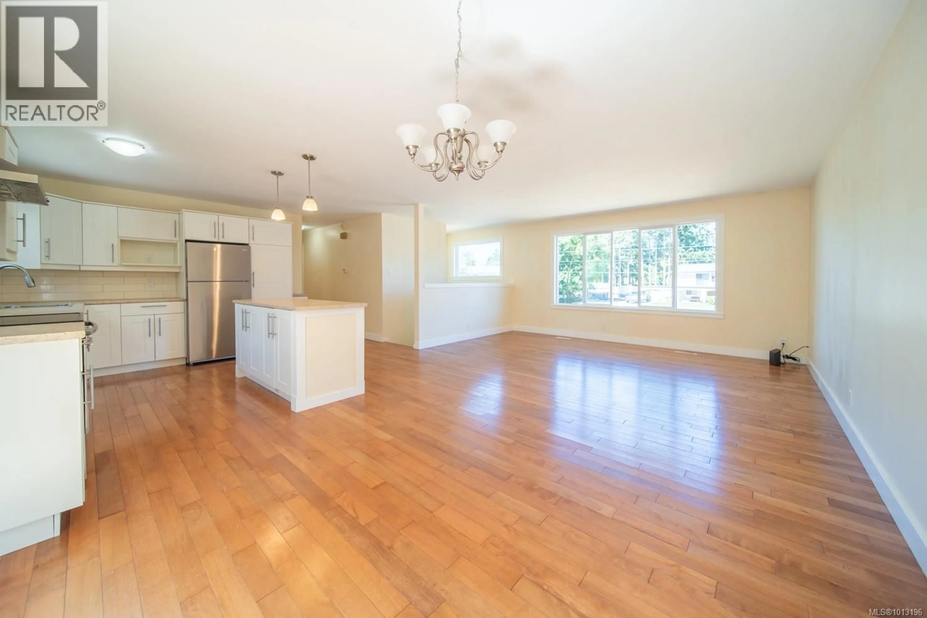 Open concept kitchen, wood/laminate floor for 2591 ROSSTOWN ROAD, Nanaimo British Columbia V9T3R9