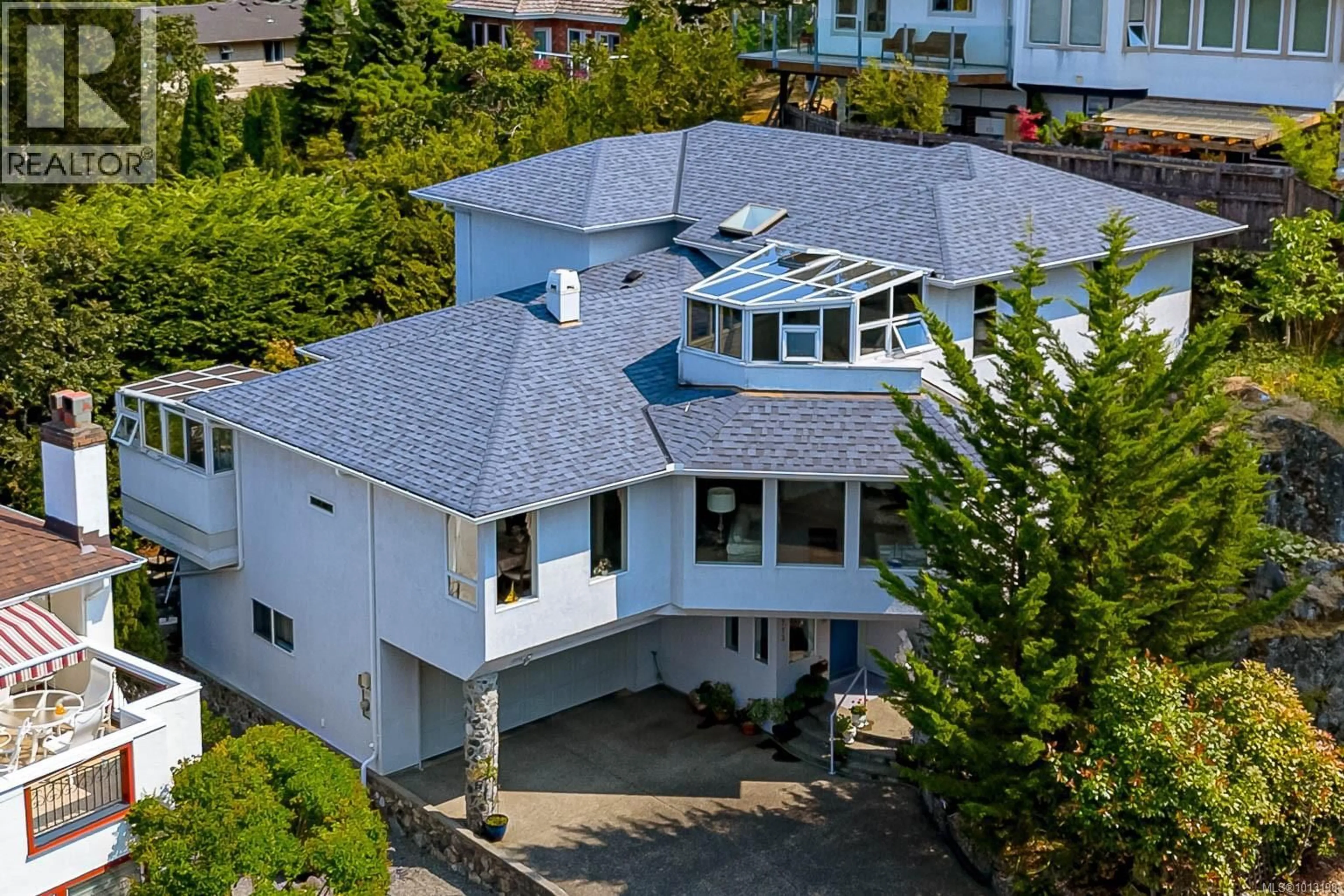 A pic from outside/outdoor area/front of a property/back of a property/a pic from drone, unknown for 3713 POINTER PLACE, Saanich British Columbia V8P5S3